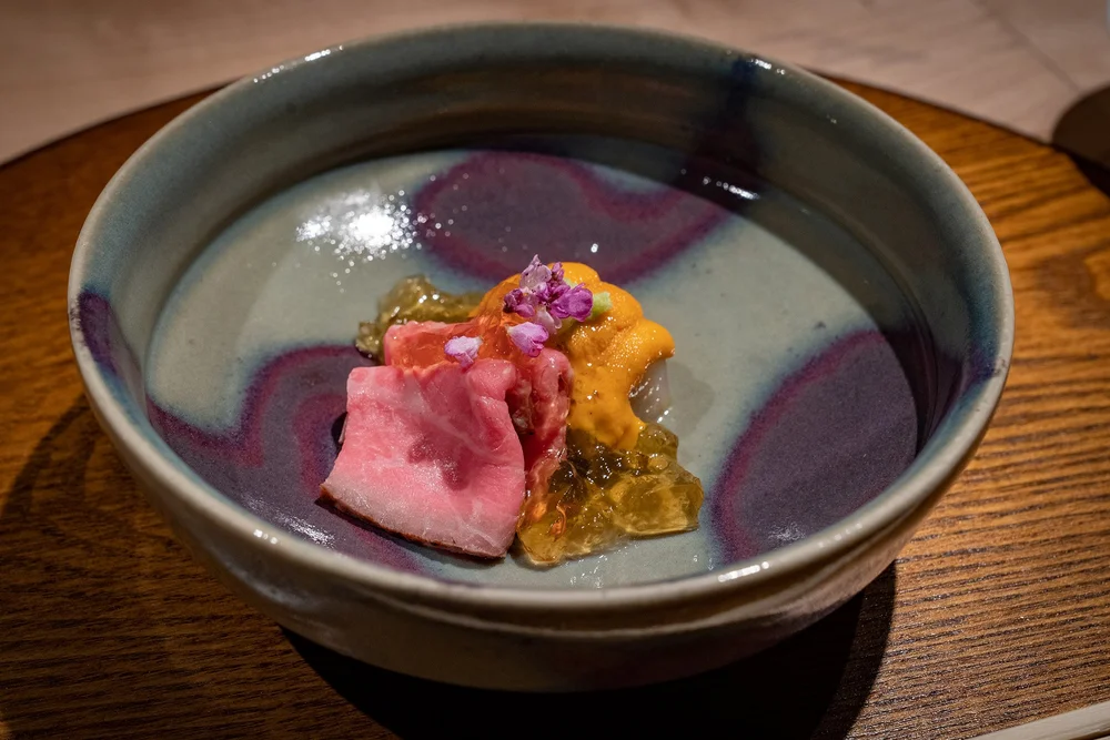 ✢ 冷皿|燒牛肉.雲丹.蕪豆腐.鮮味清湯果凍|刻意折疊起的燒牛肉片在咀嚼時更有口感,配上鮮滑甘甜的海膽及滑溜的清湯果凍,蕪豆腐平衡了肉類、海鮮、高湯的不同鮮味