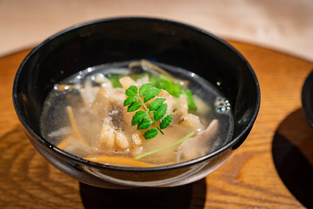 ✢ 椀物|鮎魚女澤煮椀|澤煮椀特色即是細切食材,如本品內使用蘿蔔絲、紅蘿蔔絲、綠色三葉草,及豬肉絲或豬肉末先在鍋內輕炒煮後再烹調,增添湯的香氣。通常使用白肉魚作為主角呈現,也因季節更換食材。澤煮是清爽且需展現香氣的淡雅湯品,細細品嚐,便能嚐出巧思。