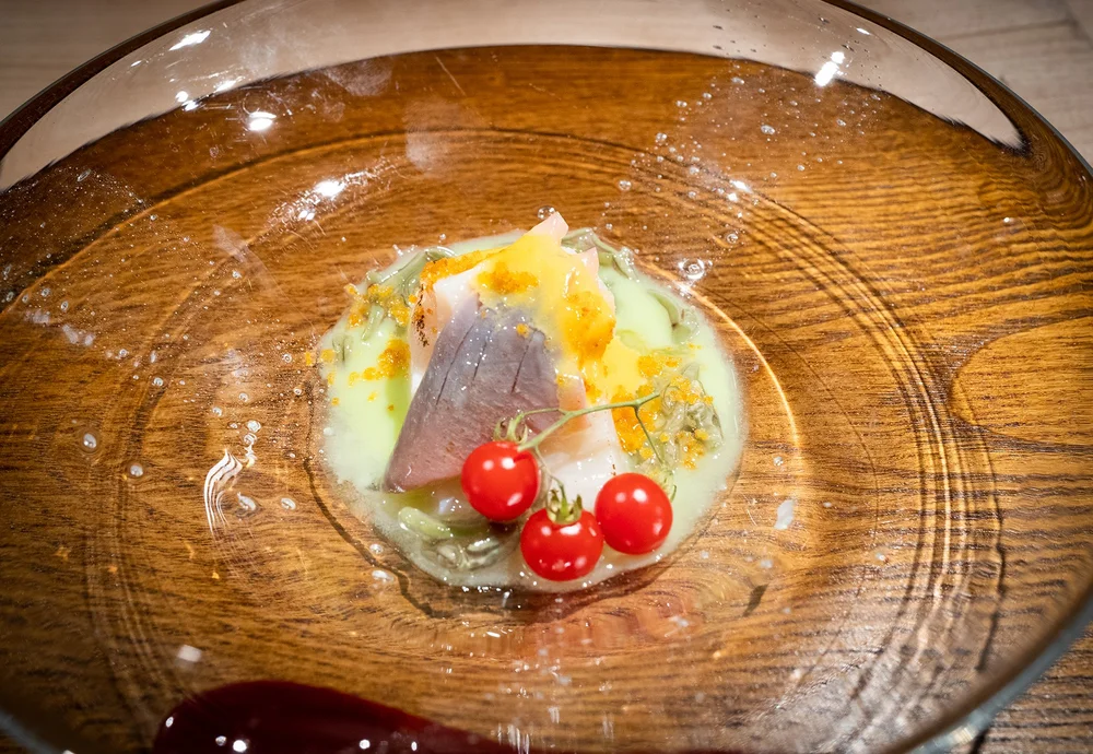✢ 旬彩|淺綠豌豆醬、白色的豆乳奶凍、生食北寄貝、表面微炙燒(あぶり/ aburi)的平貝,暖黃色蛋黃醋、烏魚子碎、微型番茄。