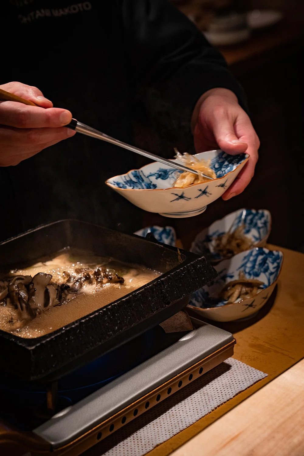牛蒡、野生舞茸、日本西洋菜、艾草麩逐一盛入藍白船型盤。