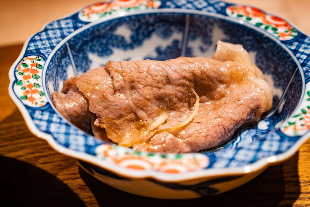 趁熱品嚐才能感受和牛最佳熟度,香氣隨著熱氣四溢,咀嚼時的濃郁脂香更能在嘴裡停留悠長的香氣。