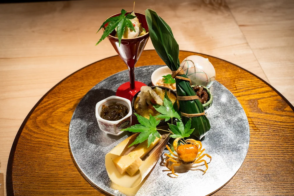 ✢ 八寸|小菜、下酒菜,通常做成方便品嚐的適口大小,以當季食材製作,因此通常八寸沒有固定的菜式和數量,而是經常性地因應季節及食材產季而更換,在懷石料理、割烹、料亭都能品嘗到八寸。本月套餐內的時令小菜八寸共七款:澤蟹素炸.筍木之牙味噌.鯛真子旨煮.稚鮎.鯛粽.時雨煮和牛.沖繩太水雲。我在春天的尾聲才品嘗到這款春季套餐,不知之後的夏季套餐,會有什麼樣不同的菜品呢?