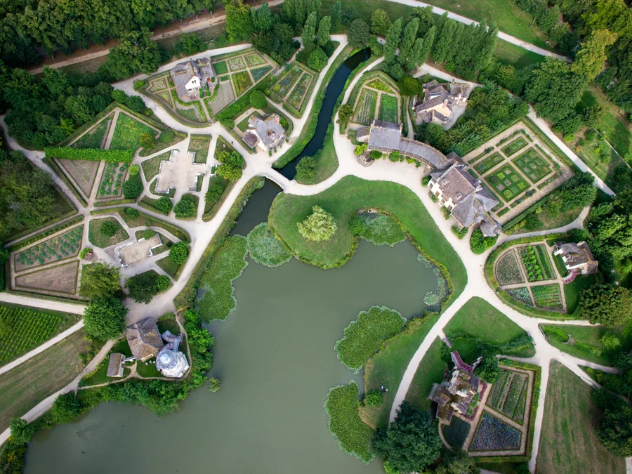 VUE AERIENNE DU HAMEAU DE LA REINE | crédits photo : Château de Versailles
