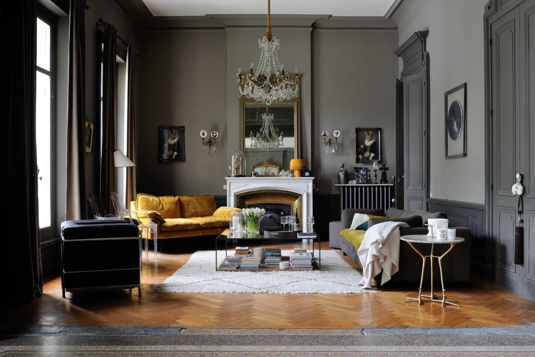 UNE ALLIANCE SUBTILE DE MOBILIER CONTEMPORAIN ET DE SOUVENIRS DE VOYAGE | crédits photo : Manoir de Collonges au Mont d’or