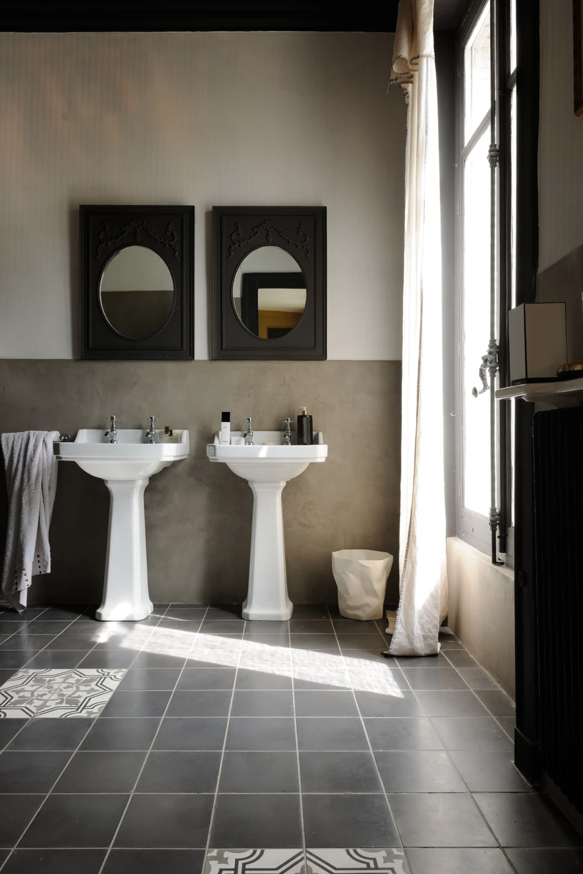QUAND LA SALLE DE BAINS EST UNE PIECE GENEREUSE | crédits photo : Manoir de Collonges au Mont d’or