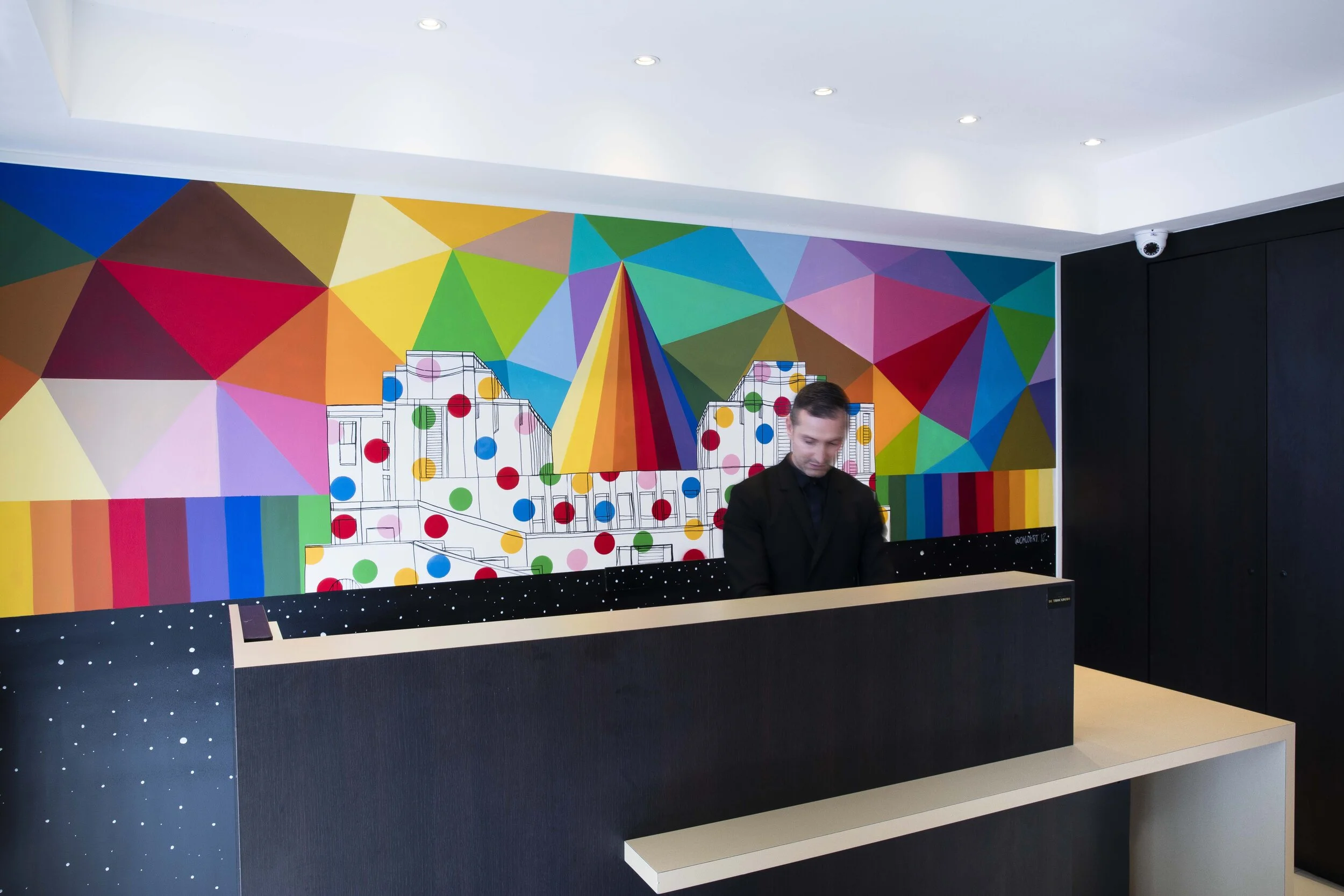 BANQUE D’ACCUEIL REALISEE SUR MESURE | crédits photo : Hôtel Palais de Chaillot