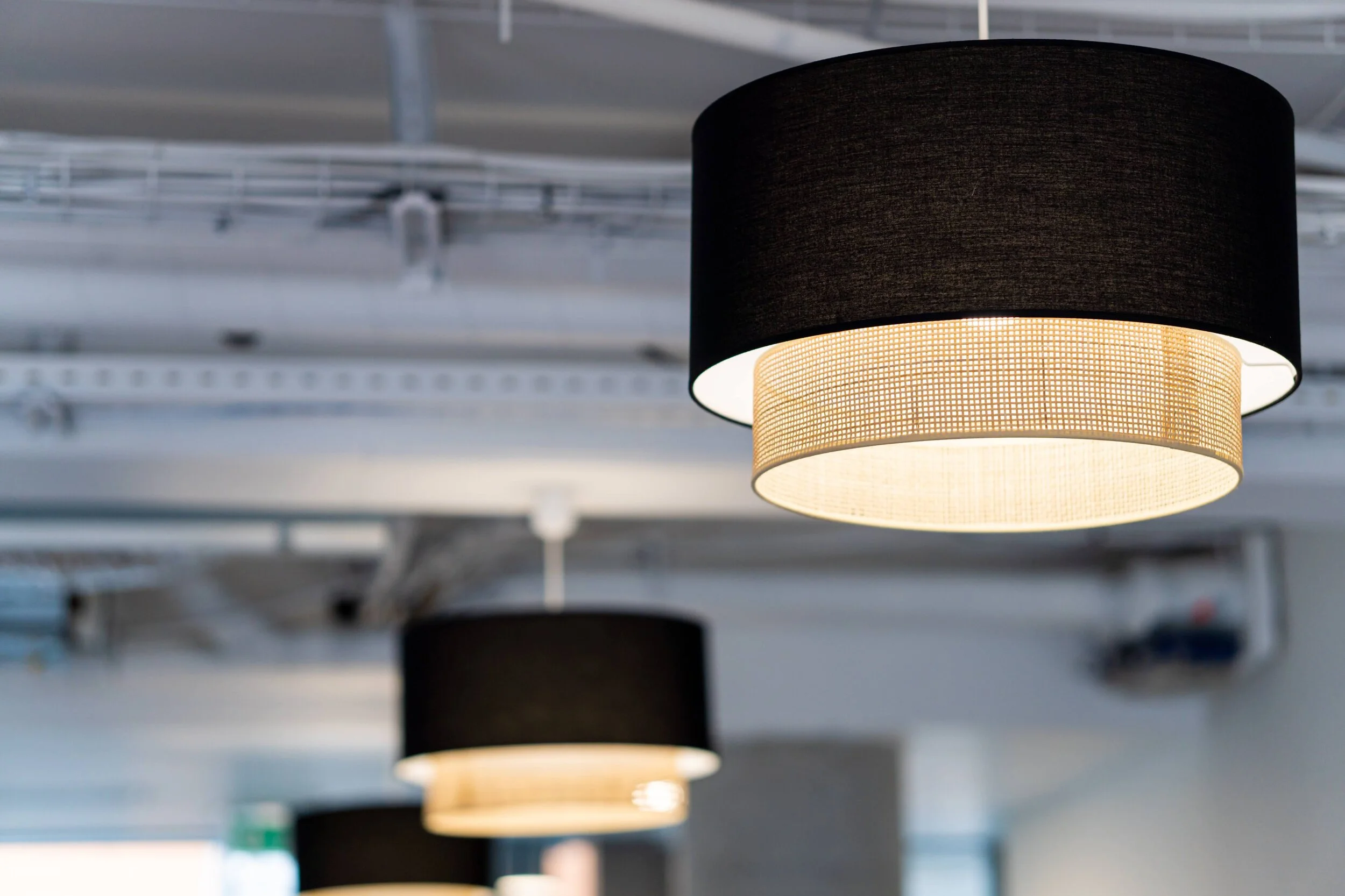 UTILISATION DE LUMINAIRES POUR DISTINGUER LES ESPACES SANS CLOISONNER  | crédits photo : AER Architecture &amp; Anne-Sophie Martorana