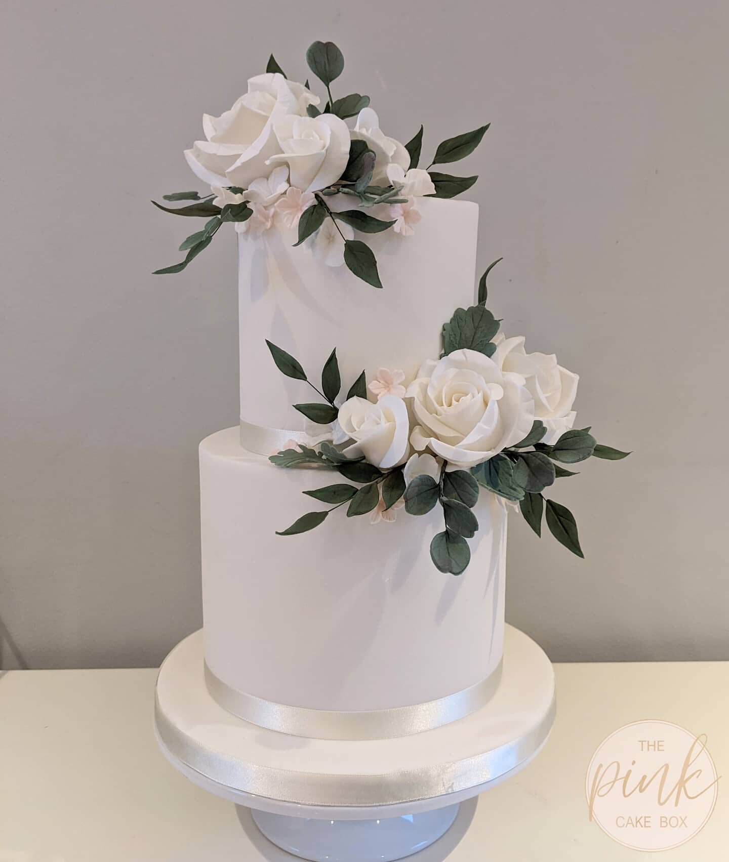 A lovely 2 tier wedding cake for Lucy and Neil with beautiful soft sugar flowers and foliages 😍
Set up at the beautiful @thewhitehartmoorwoodmoor in their Wingfield Lounge ❤️
Tiers of Zesty Lemon &amp; Lime and Very Berry. Hope you both had a specia