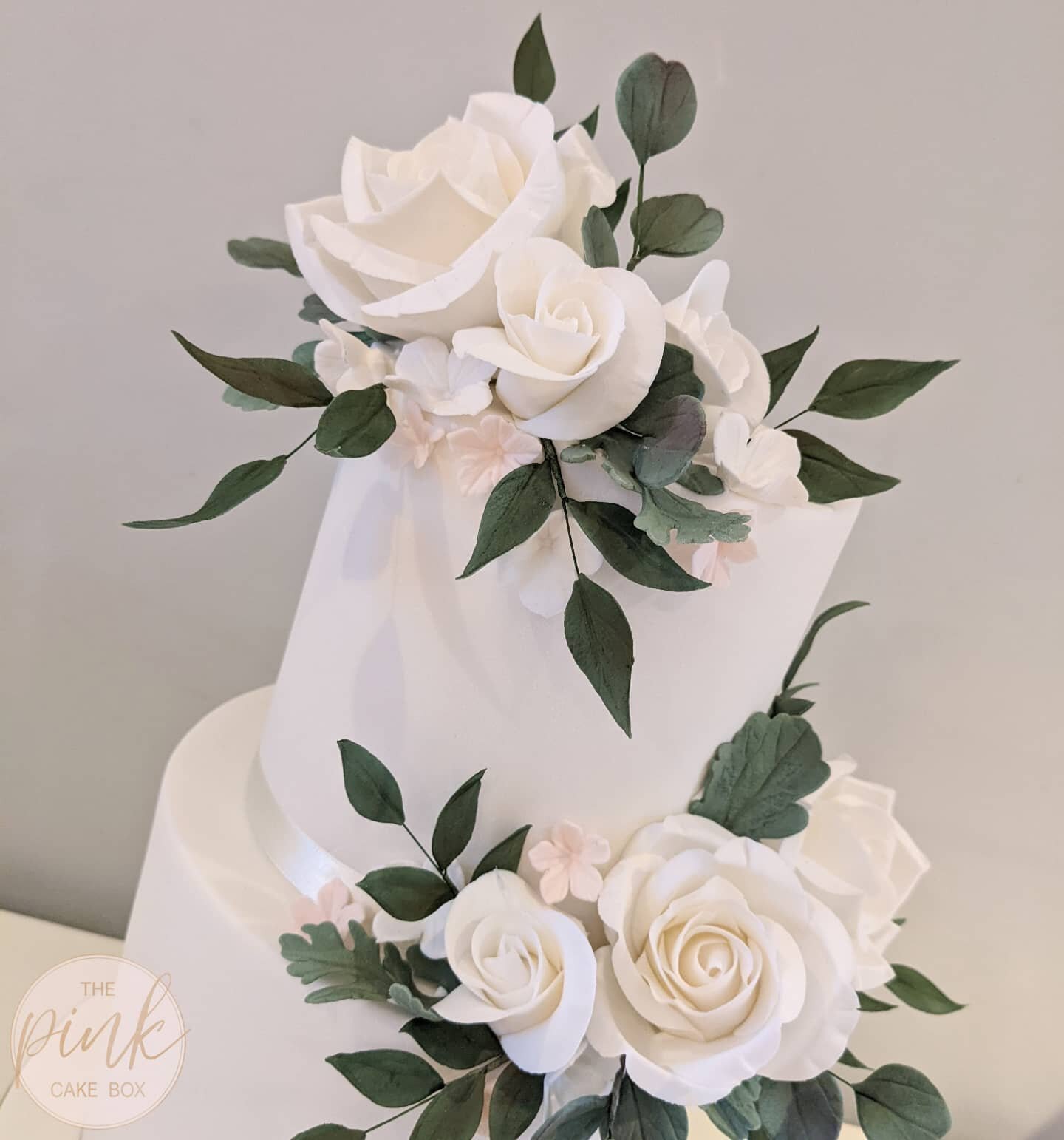 A beauty for Lucy and Neil today ❤️
Hope you have the best day making treasured memories as a family xx
 
#thepinkcakebox #whiteweddingcake #sugarflowers #2tierweddingcake #weddingcakedesign #elegantwedding #derbyshirewedding #peakdistrict #beautiful