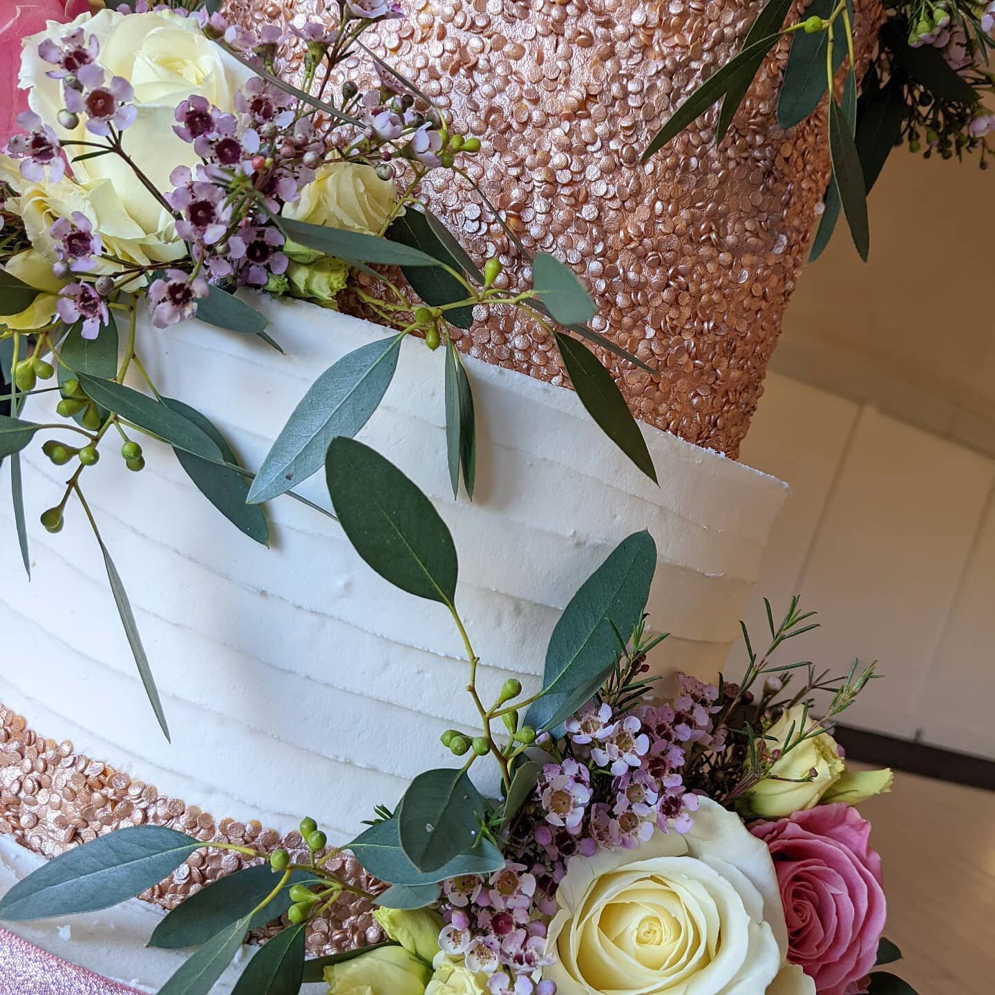 Buttercream and rose gold for Jo and James dressed with fresh flowers ❤️
.
#thepinkcakebox #buttercreamweddingcake #rosegoldwedding #weddingcakedesign #elegantwedding #derbyshirewedding #peakdistrict