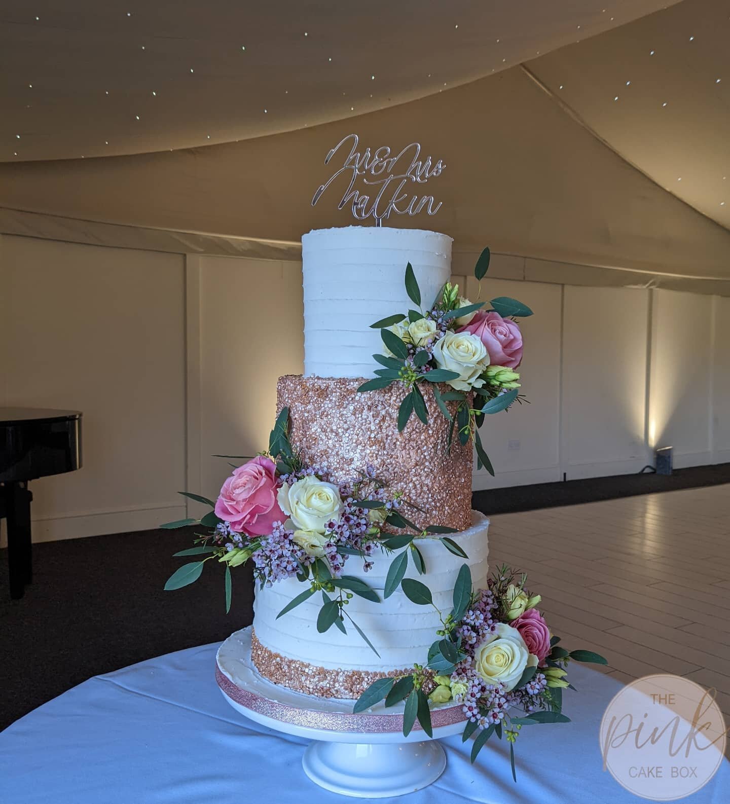 Jo and James' beautiful buttercream and rose gold sequin wedding cake dressed with fresh flowers from their florist and a cute personalised topper at @shottlehall 🥰
Like most of my weddings this year, this celebratory day has been a long time coming