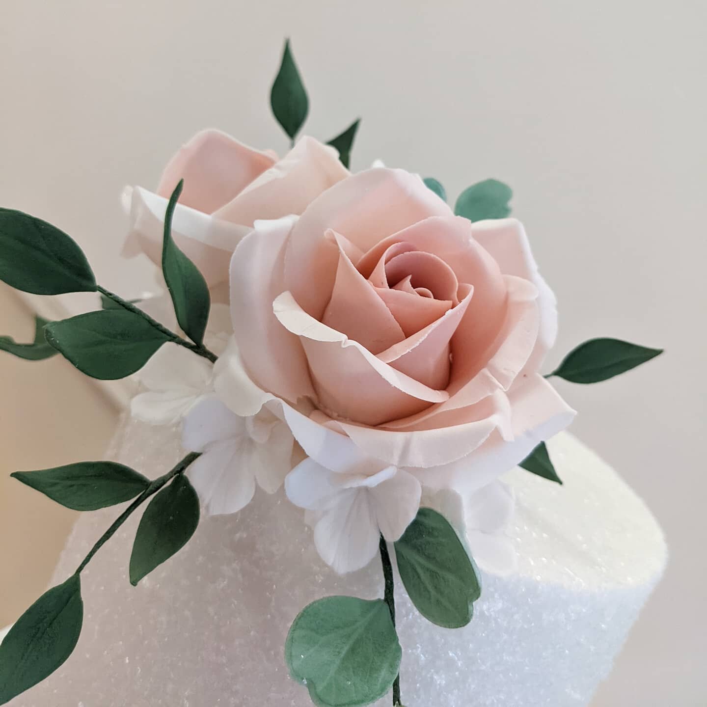 Beautiful sugar roses with a few white hydrangea and foliages 😍 on a sparkle tier.
.
#handpainted #waxseal #invitation #roses #heart #sugarflowers #derbyshirewedding #peakdistrict #peakdistrictwedding #thepinkcakebox #bespokecake #beautifulcake #ele