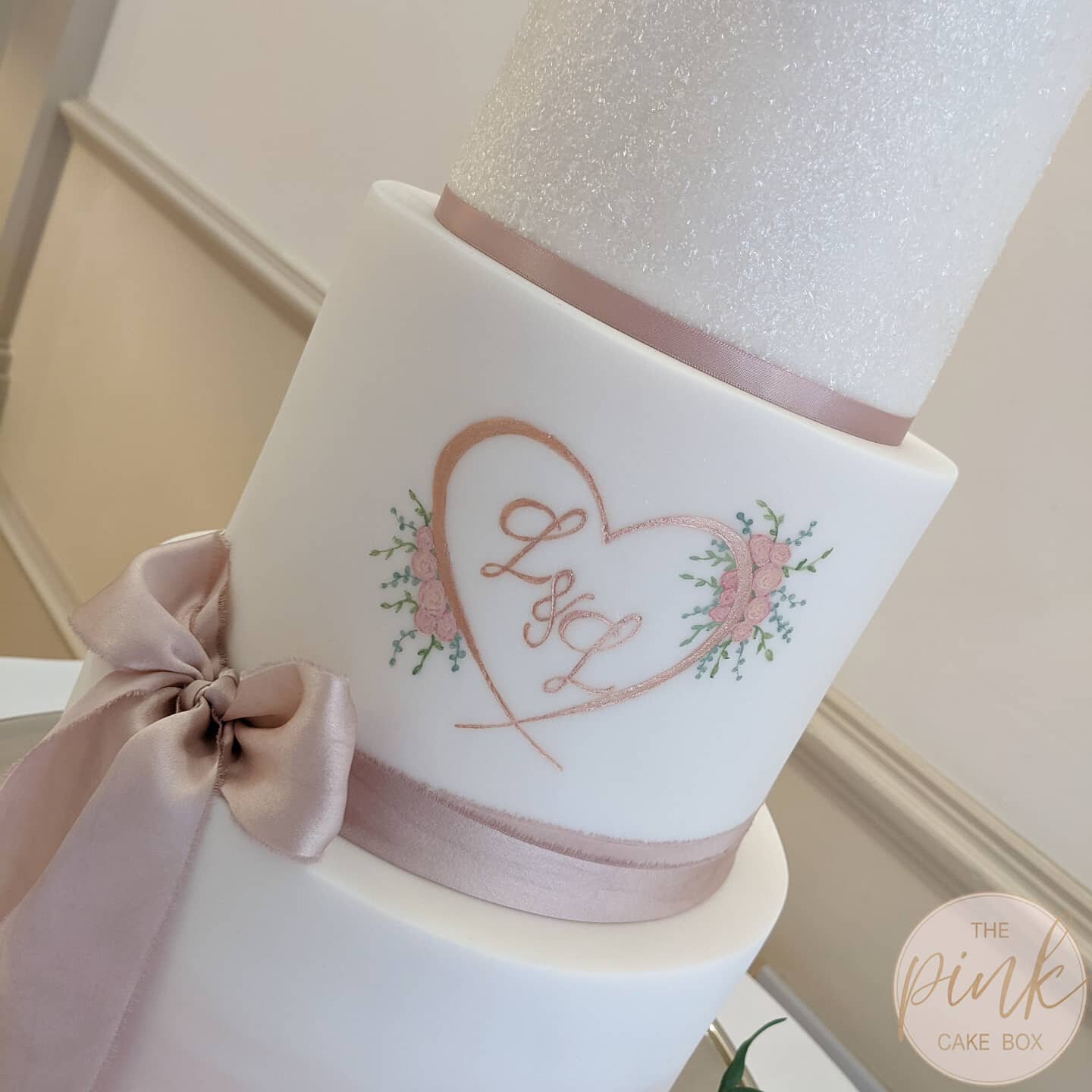 Happy wedding day to Laura and Lawrence celebrating today 😍 love their middle tier with rose gold heart to match the save the dates and initials to match their wax seal on the invites 😍 incorporated into the design with some hand painted roses and 
