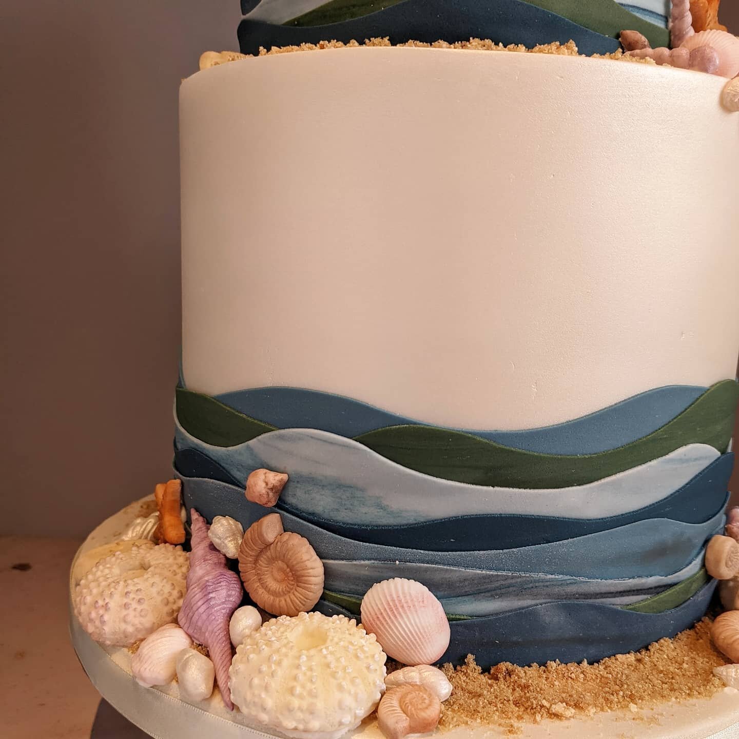Beautiful soft lustre with these sugar waves, sand and shells! 😍 Chocolate mud cake inside ❤️
.
.
#beach #seaside #shells #weddingcake #fossils #waves #surfsup #weddingcake #sunnierdaysarecoming #sunshine #thepinkcakebox #shottlehall #derbyshirewedd
