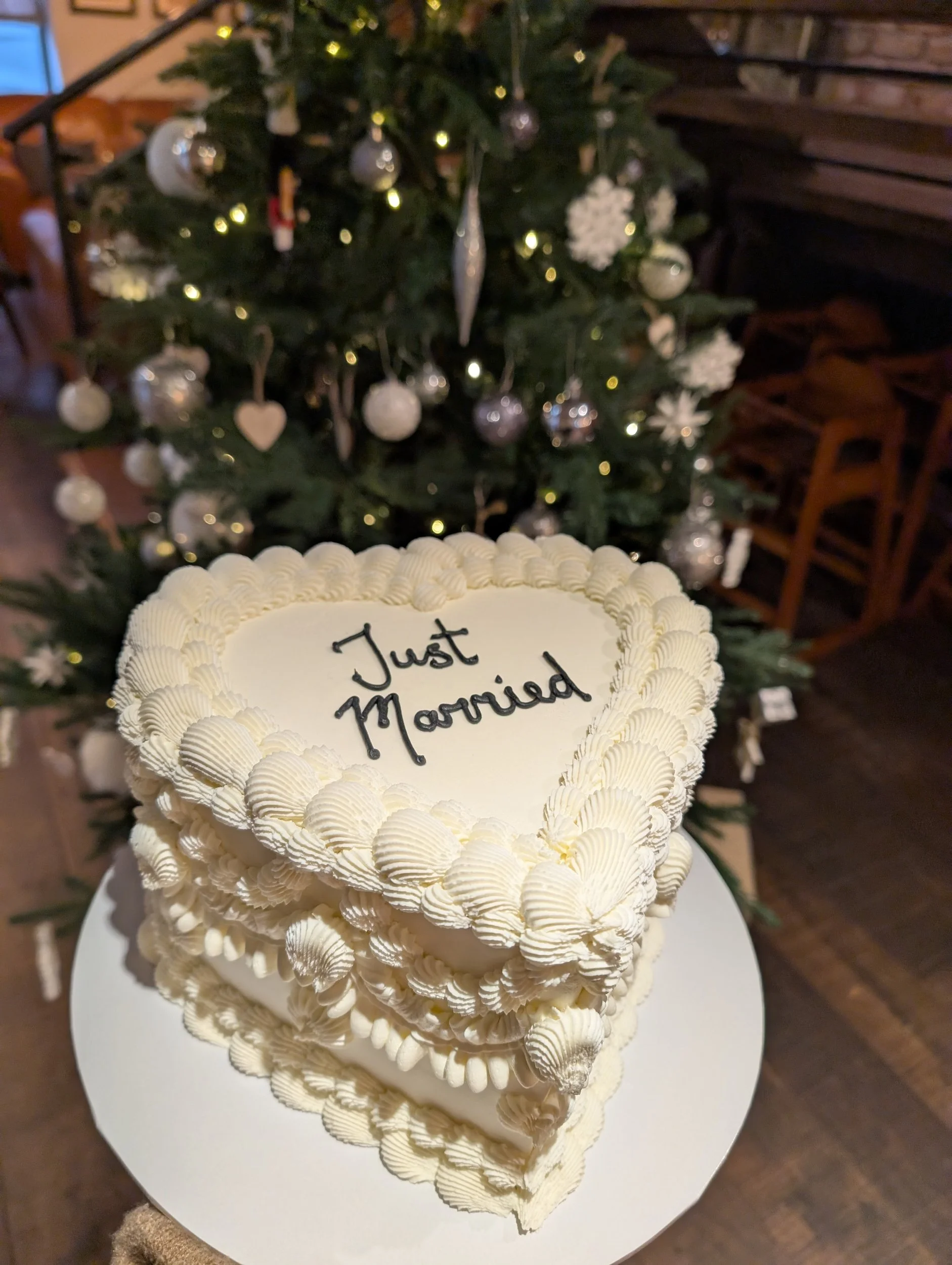 Heart lambeth wedding cake micro wedding