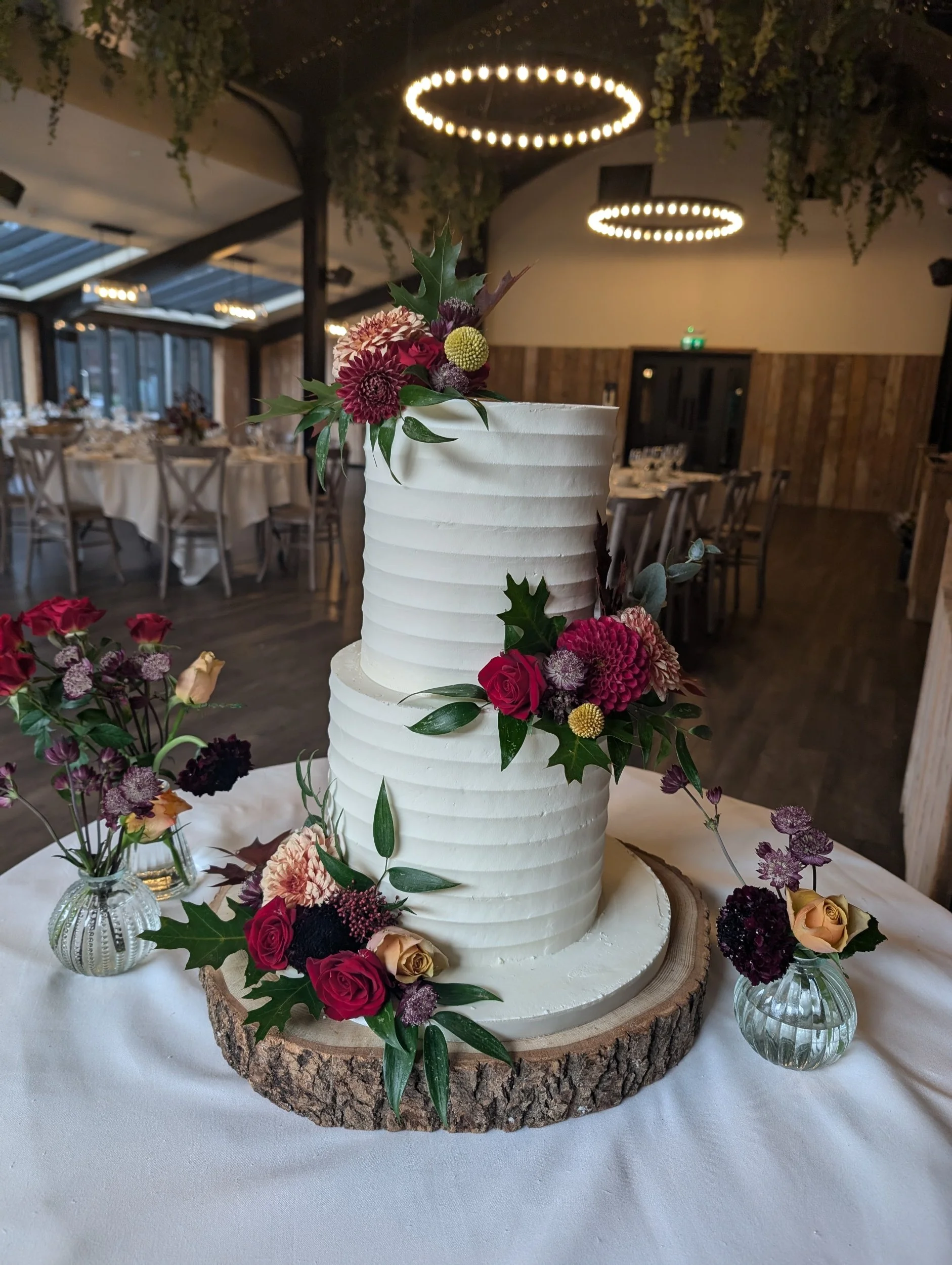 Buttercream wedding cake autumn intimate wedding