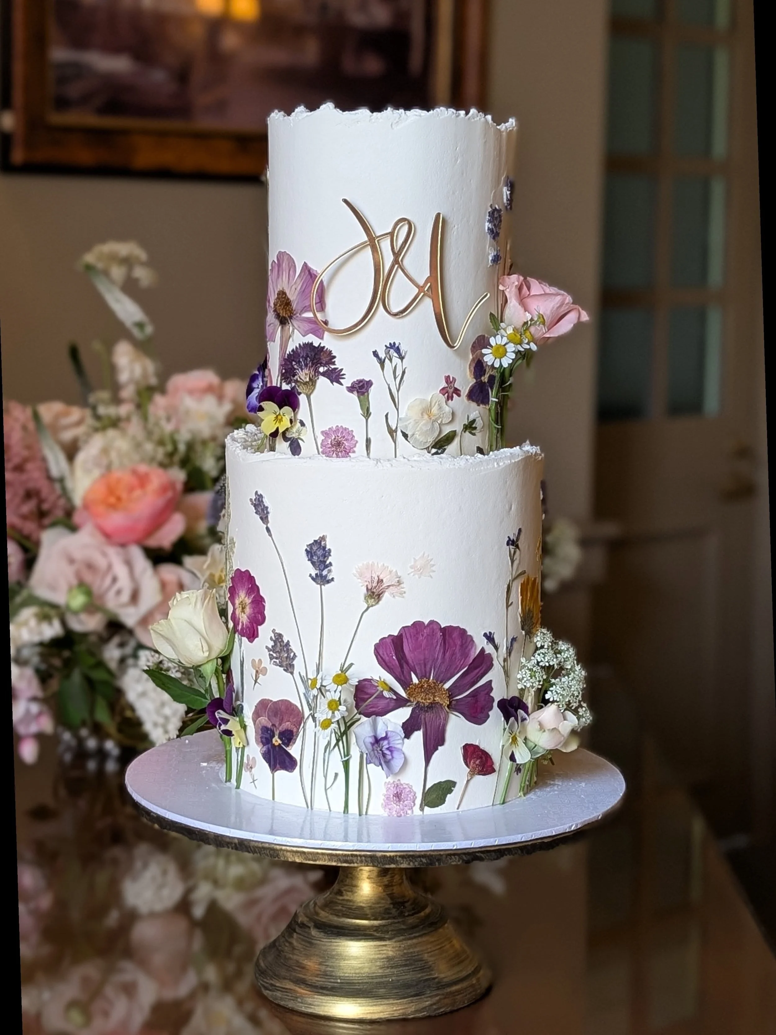 Last Friday saw the lovely Jacqui and Lindsay get married at @cavendishhotelbaslow, they celebrated with their nearest and dearest and enjoyed this beautiful wedding cake 🥰
Tiers of White Chocolate Mud &amp; Pistachio and Zesty Lemon &amp; Lime 😍 d