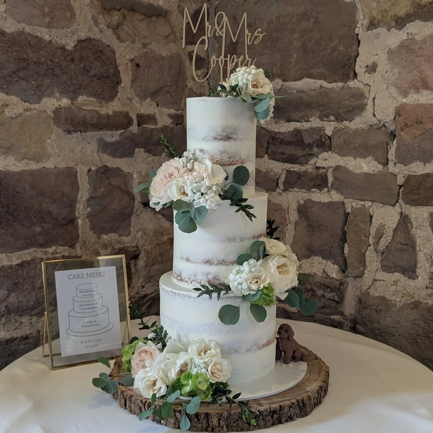 Abi and Matt's beautiful semi naked wedding cake at @theashesbarns last weekend 🥰
Tiers of Orange &amp; Passionfruit, Strawberry &amp; Champagne and Madagascan Vanilla dressed with the most stunning fresh flowers from @thetopiarytreefloristhanford t