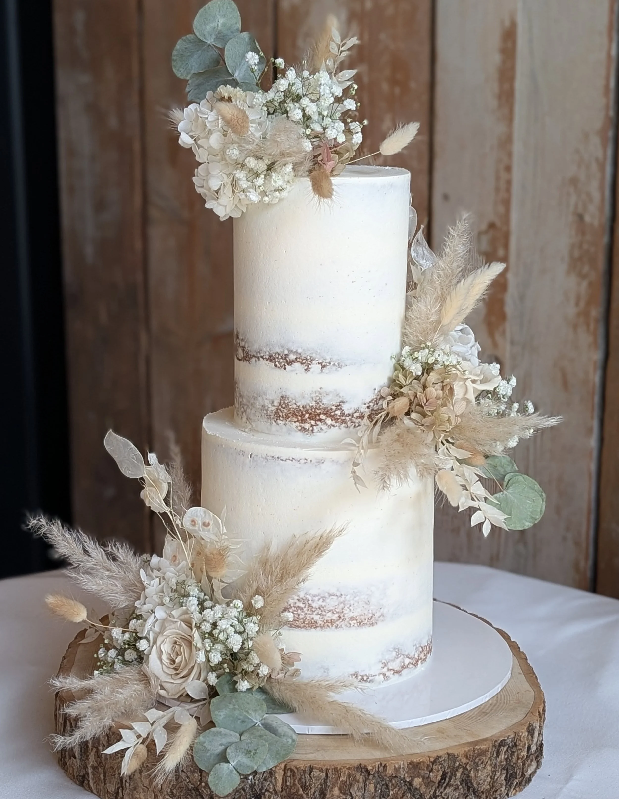 ~ DRIED FLORALS ~
A vintage boho look for Alisha and Ben's beautiful semi naked wedding cake at @foxtailbarnsvenue 🥰
Tiers of Cherry Bakewell and Caramel Biscoff. Wonderful flowers as always from @thetopiarytreefloristhanford
❤️
Swipe to see how eve