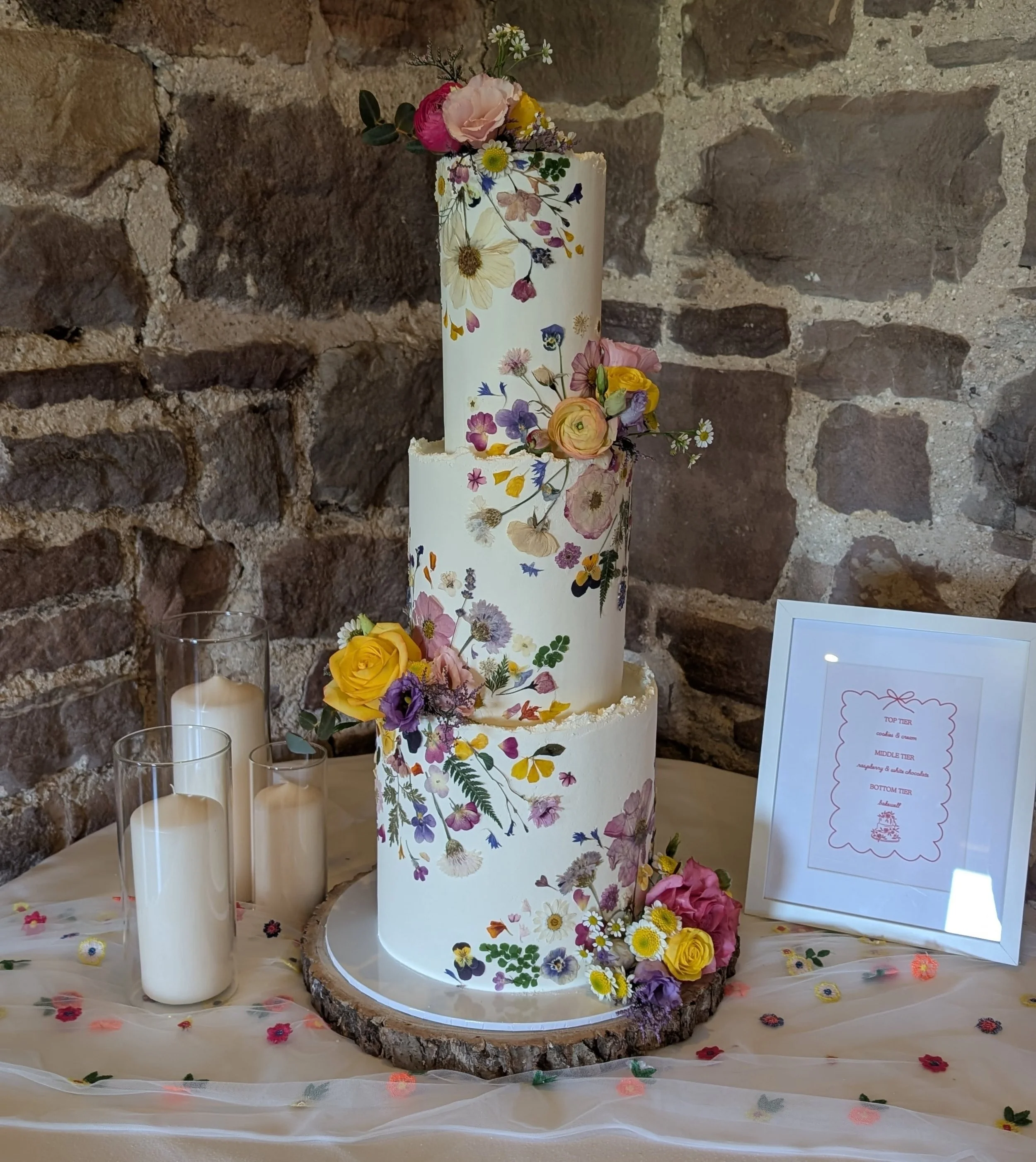 ~ PRESSED WILD FLOWERS ~
Morgan and Michael's wedding cake was breathtaking at the gorgeous @theashesbarns last week 😍
A buttercream base with an array of pastel and colourful hand pressed wild flowers teamed with some beautiful fresh flowers from t