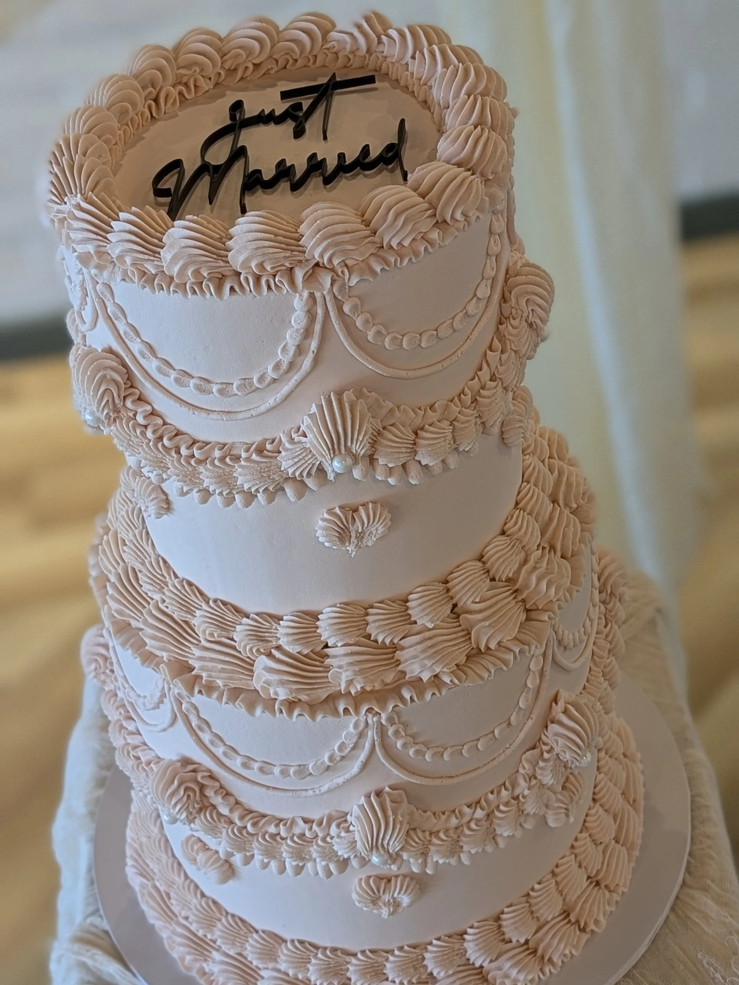 A few more photos of Katy and Sam's blush pink Lambeth wedding cake and all the gorgeous styling by @bobbiwrenevents ❤️
#lambethweddingcake #buttercreamweddingcake #vintageweddingcake #weddingcakeideas