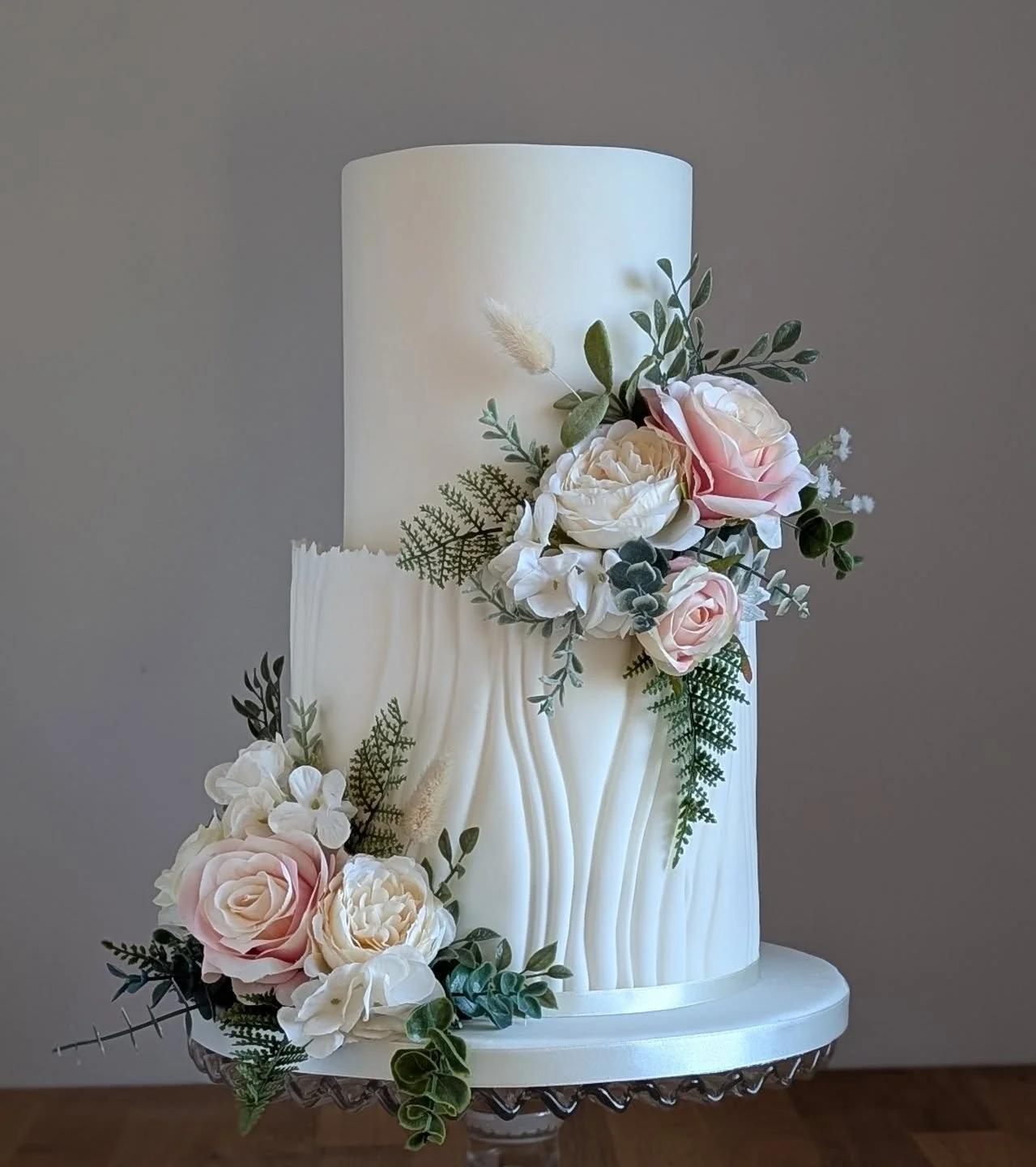 A beautiful 2 tier wedding cake with textured bottom tier and silk flowers 🌸❤️
.
#intimatewedding #bespokeweddingcake #derbyshirewedding #peakdistrictwedding #texturedcake