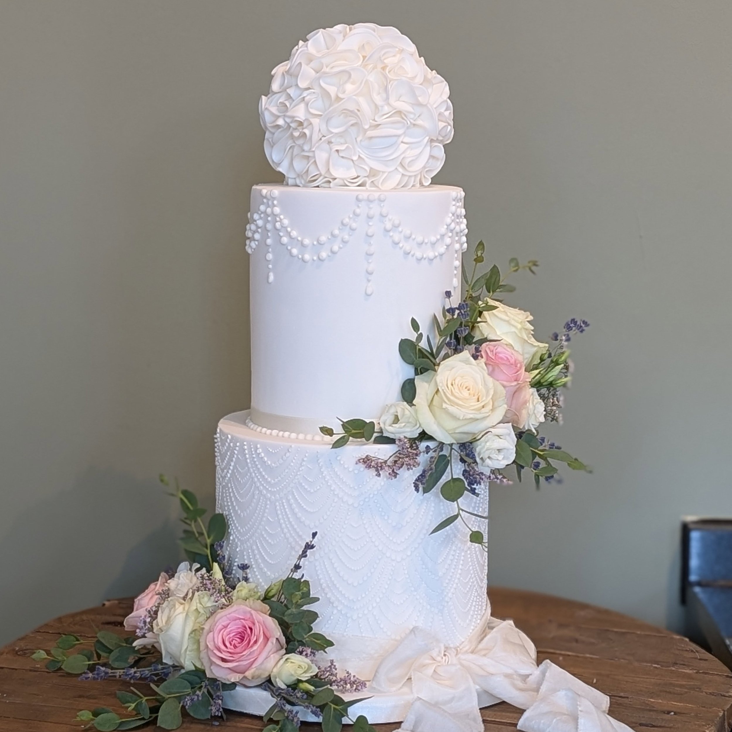Beautiful bespoke wedding cake for Heather and Micheal at the weekend at @gradbach 😍
Sugar pasted tiers with the most beautiful stencil from @suzanneespercakes piped pearls, silk ribbon and a ruffle ball on top, finished off with gorgeous fresh flow