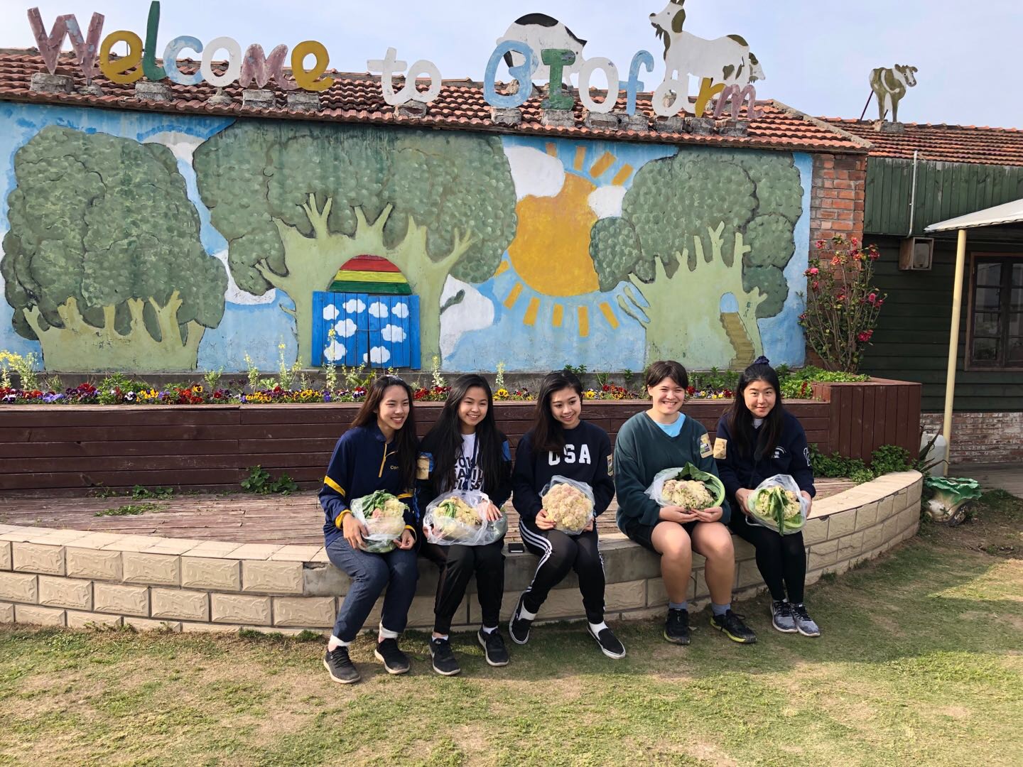 HS GIN members spend a Saturday volunteering at the farm.