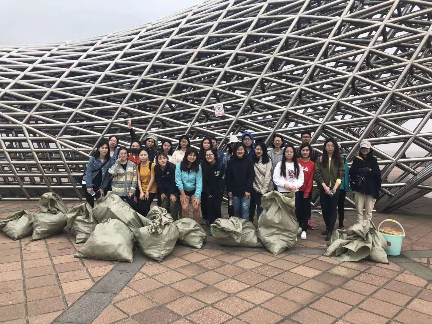 Concordia GIN students and other students from across Shanghai worked to gather 6 kg of trash from the Nanhuizui/Fengxian beach.