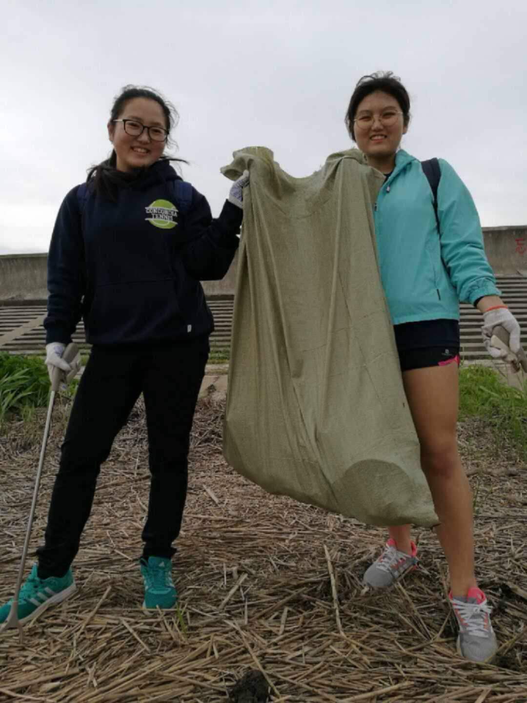 Two members of the 2018/19 GIN Marine Conservation team.