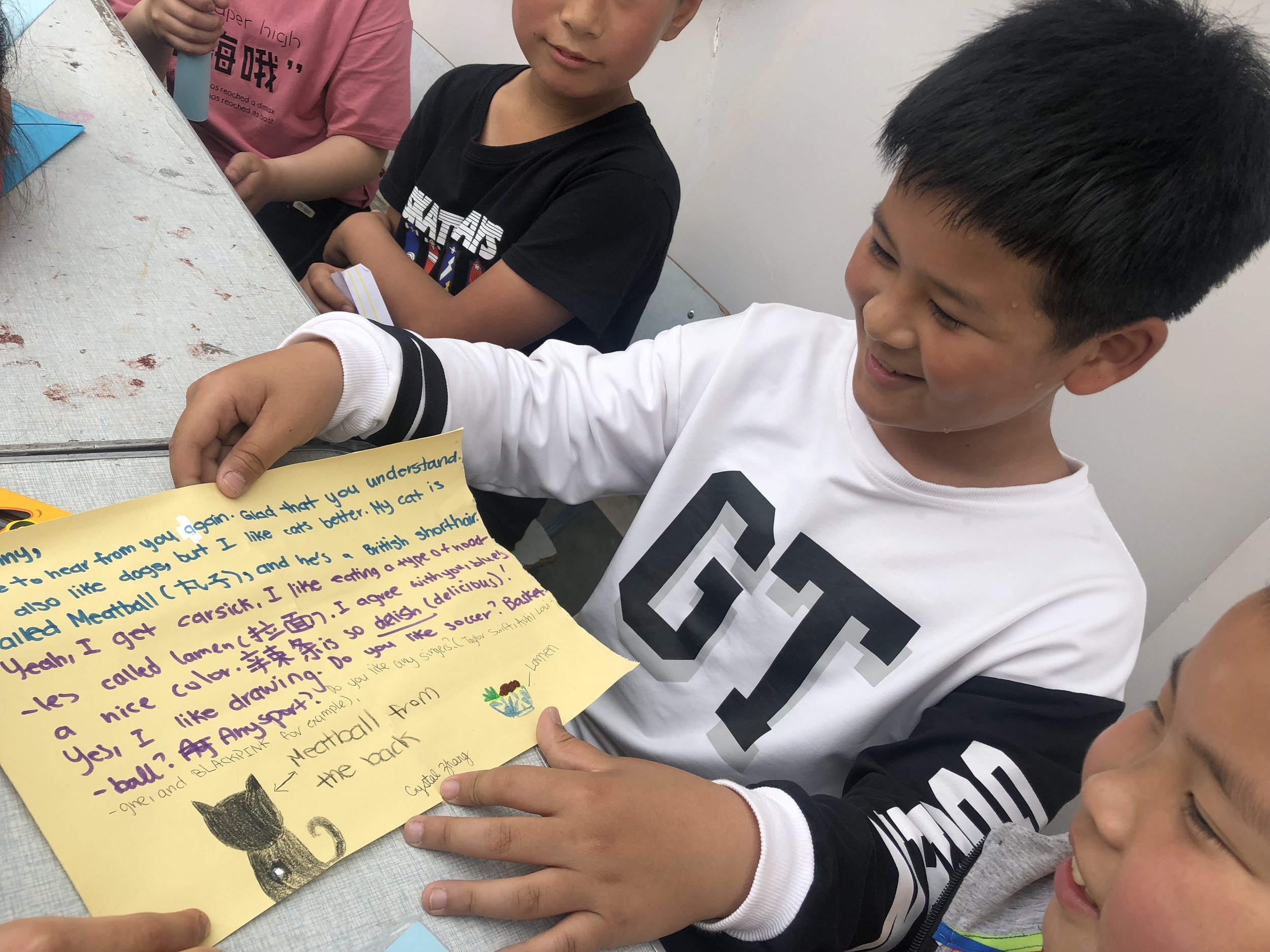 A Qingsi student receiving a letter from a Concordia pen pal in Ms. Milton’s grade 4 class.