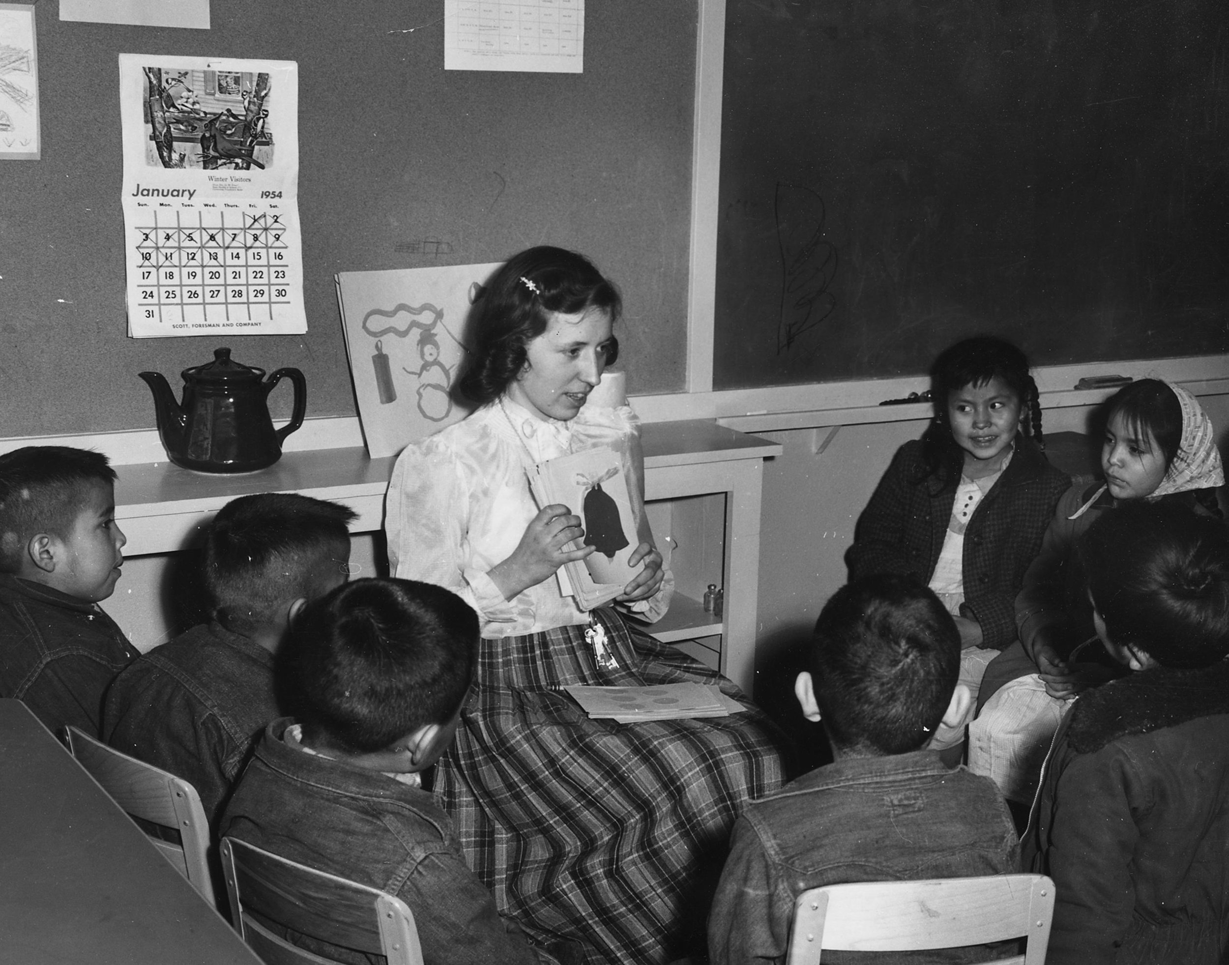 Teacher_with_picture_cards_giving_English_instruction_to_Navajo_day_school_students_-_NARA_-_295158.jpg