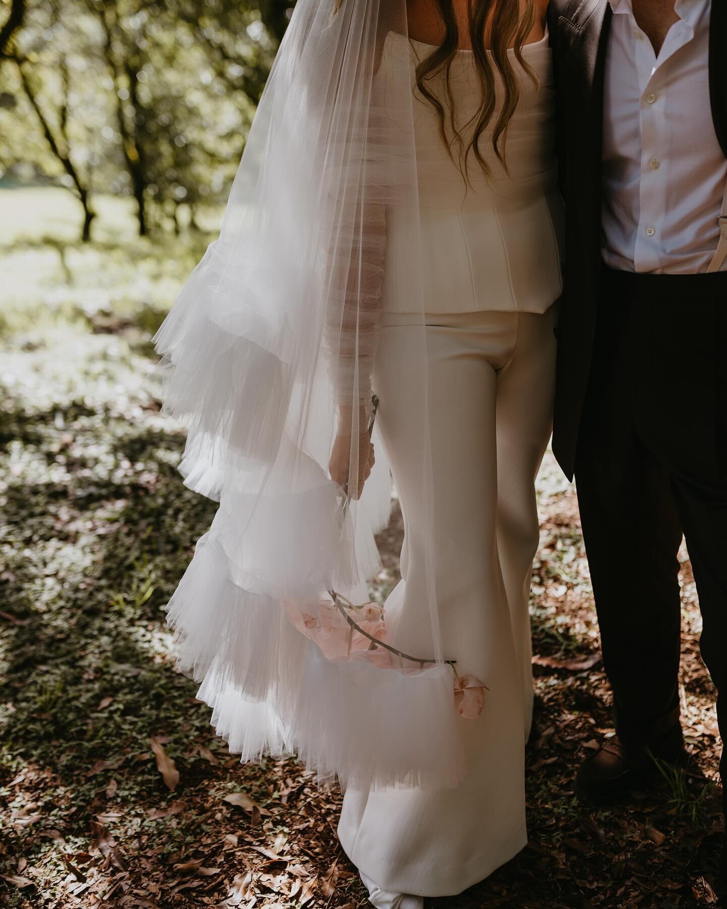 Charlotte styled her bridal look with our Alexandra veil via @moonstruckbride and we are in love 🫶🏻 

Captured by @brendan_back