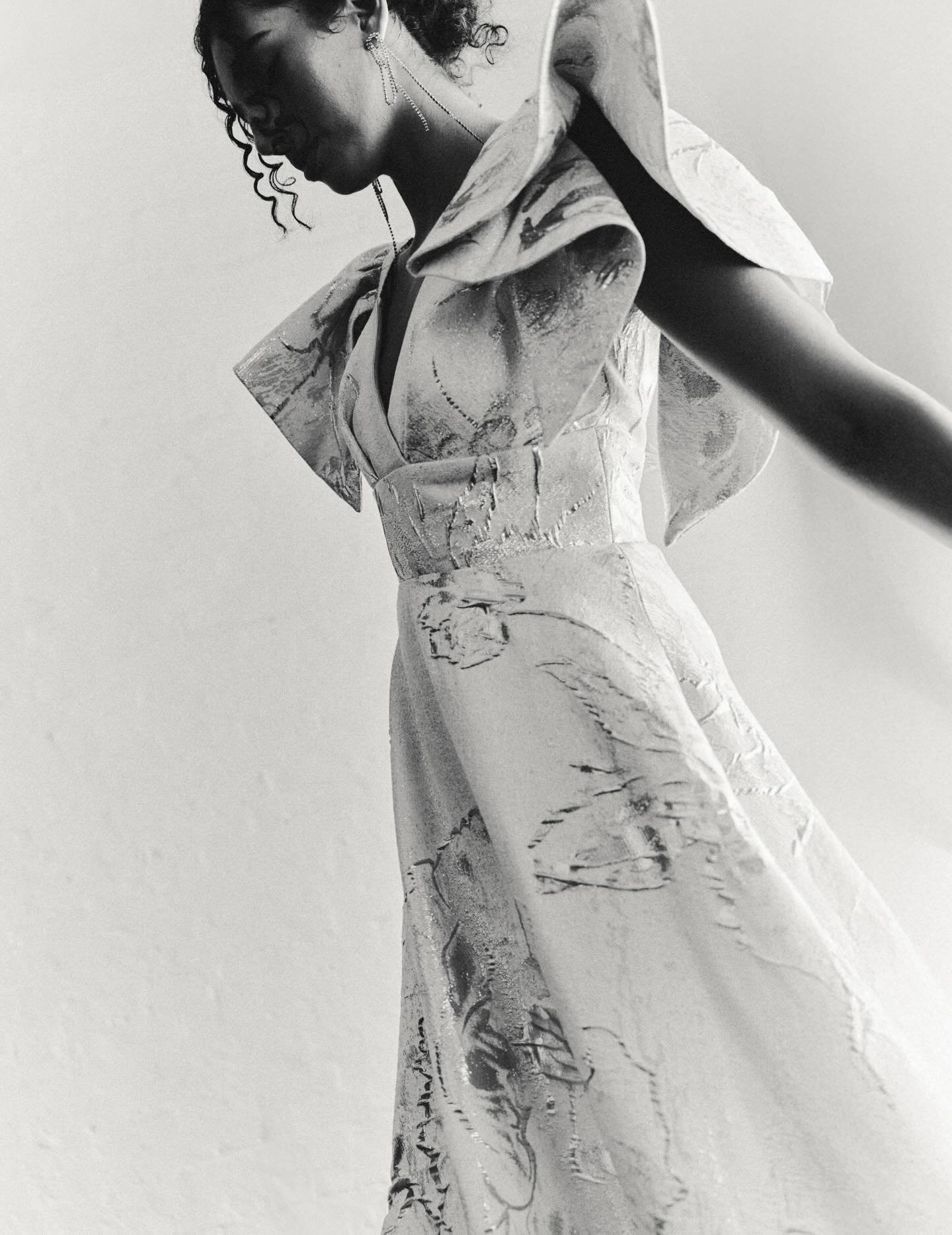 Faye// 

A touch of silver, removable sculptural sleeves with a  flattering fitted waist and thick straps. Try our Faye dress on at @moonstruckbride now.