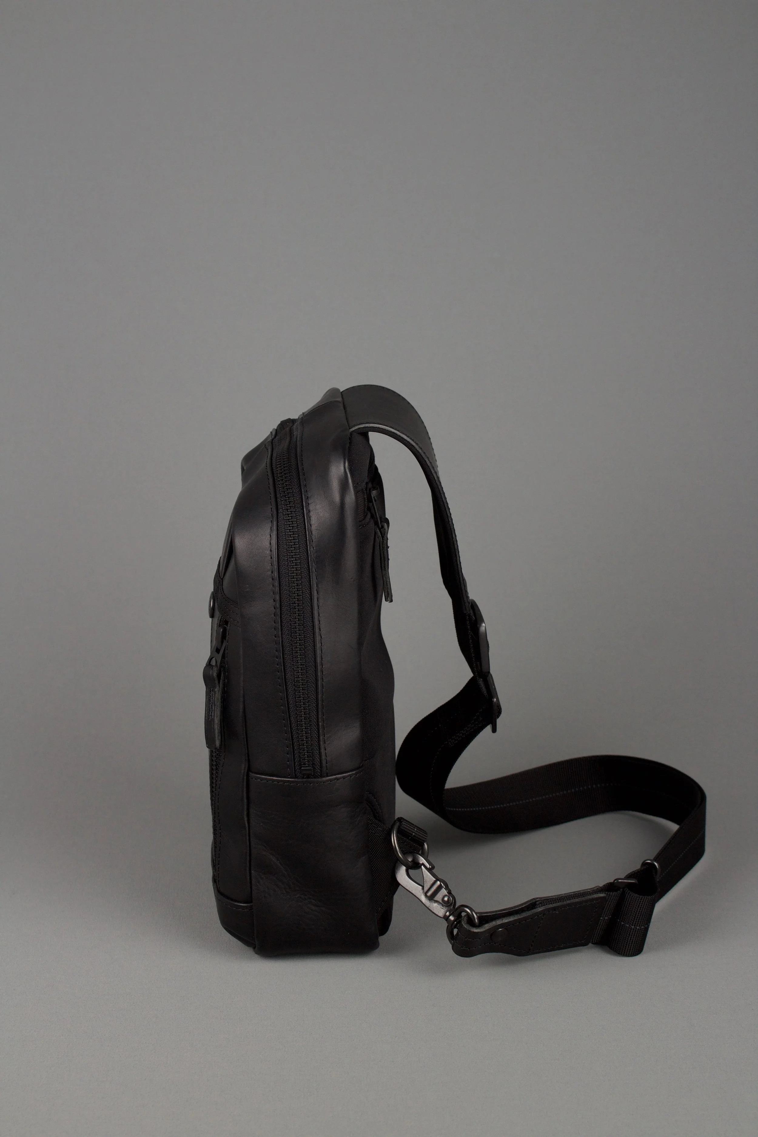 Sling Pack_HLO-0202_Blk3.jpg