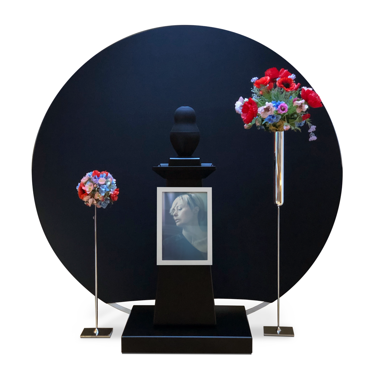 SOGON-System “The last stage”, KOMIO mit Floristikaufsatz “Blumenkugel” (links) und Vasenaufsatz (rechts) · SOGON-System "The last stage", KOMIO with floral attachment "Flower ball" (left) and vase attachment (right)