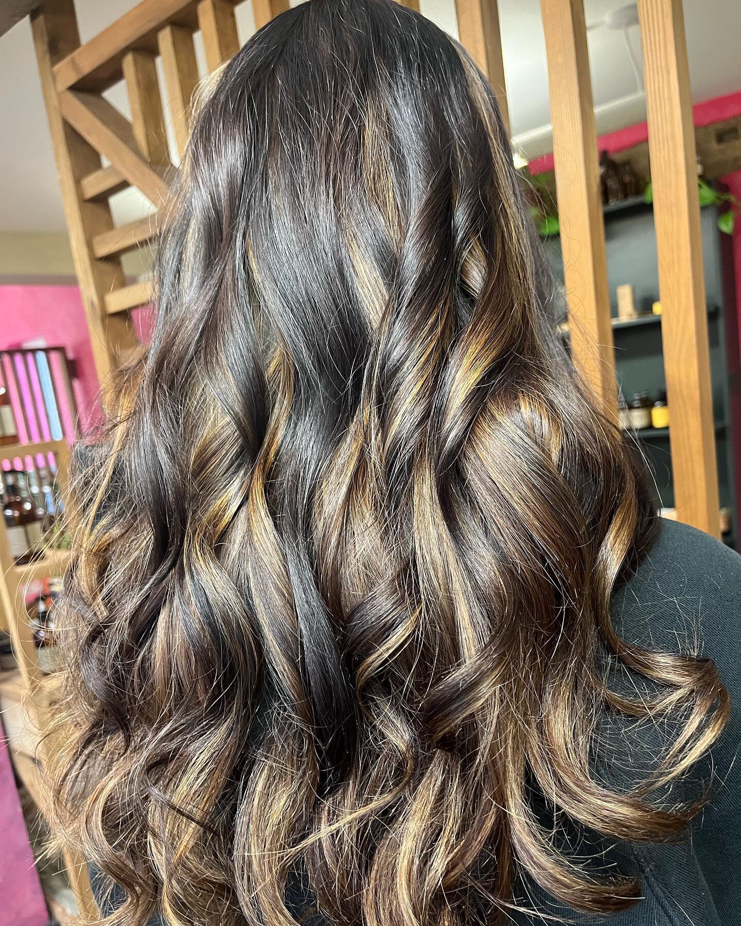 Happy Friday people! Here&rsquo;s some pretty hair #prettyhair #prettygirl #happyfriday #goodhairfriday #weekendready #dark #multitonal #oway #owayofficial #owaycolour #owayshine #organiccolour #organiclife #instahair #instagood #l4l