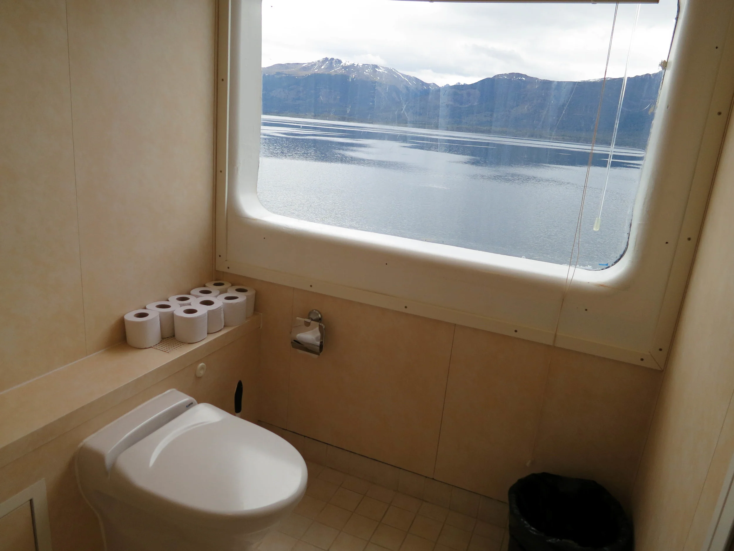 An unoccupied toilet aboard the M/S Expedition. Image: Brittany 'cedarnomad' (flickr.com) .