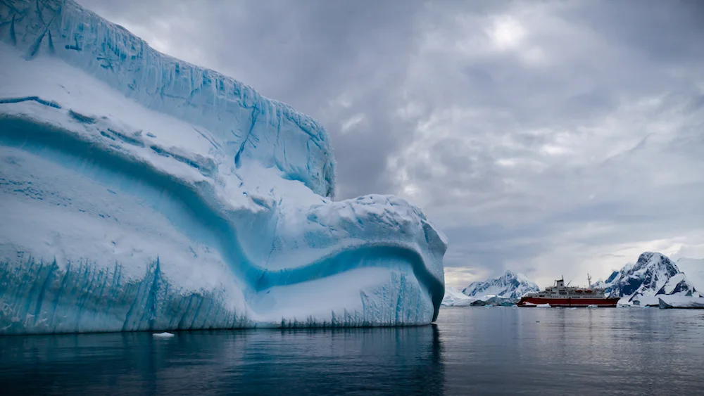 M/S Expedition and an iceberg. Image: Ravas51 (flickr.com)