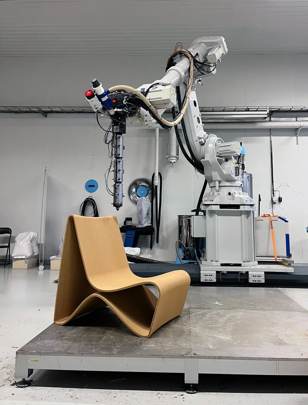 Robotic Fabrication of Infinitus Chair by Jangir Maddadi Design Bureau