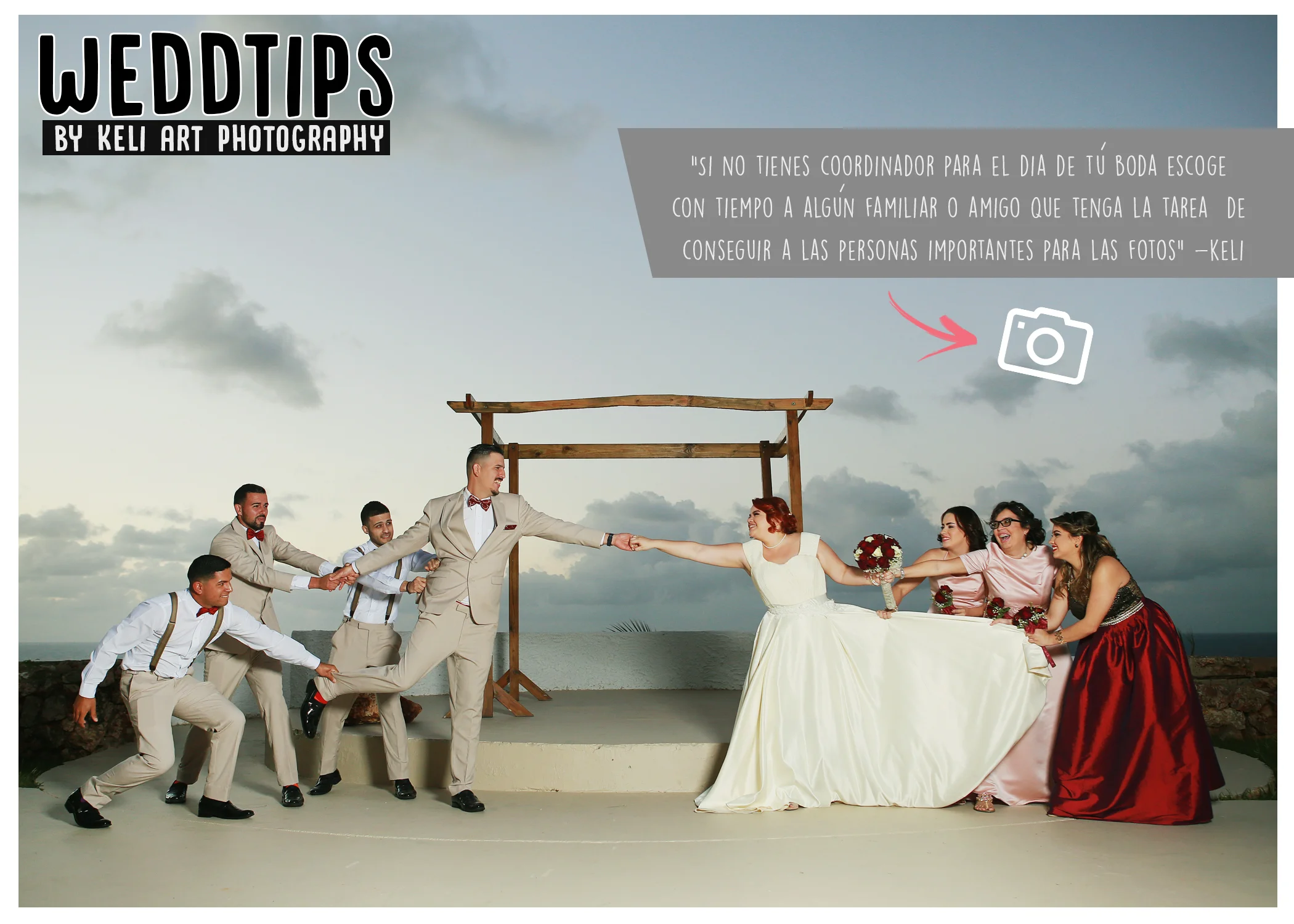 WeddTips: El día de tu boda está hecho para que lo disfruten al 100% y no se preocupen por cosas que pueden organizar antes. Uno de los momentos que puede causar tensión es el momento de reunir a todo el séquito y familiares para las fotos con ellos. Por esta razón, recomendamos que escojan a alguien de confianza para conseguirlos a todos dejándose llevar por una lista previamente hecha por los novios. Si tienes coordinador, el se encargará de esto.