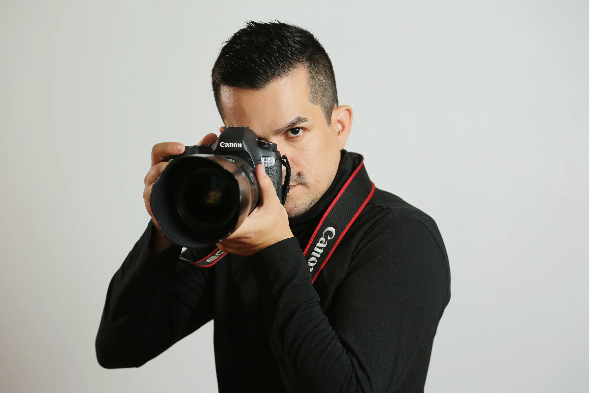 Che -> Fotógrafo y Artista Gráfico en Keli Art Photography. Natural del Pueblo de Aguada. Desde muy pequeño demostró un gran talento en el Arte. Estudió en la Escuela especializada en Artes (CABA) en Aguadilla. Se destacó en el área del dibujo y la pintura. Estudió Educación en Arte en la Universidad Interamericana en San Germán. También se educó en Artes gráficas y fotografía en la Universidad. Trabaja como ilustrador y pintor independiente. Padre de dos niñas llamadas Fiorella y Amira Isabella.