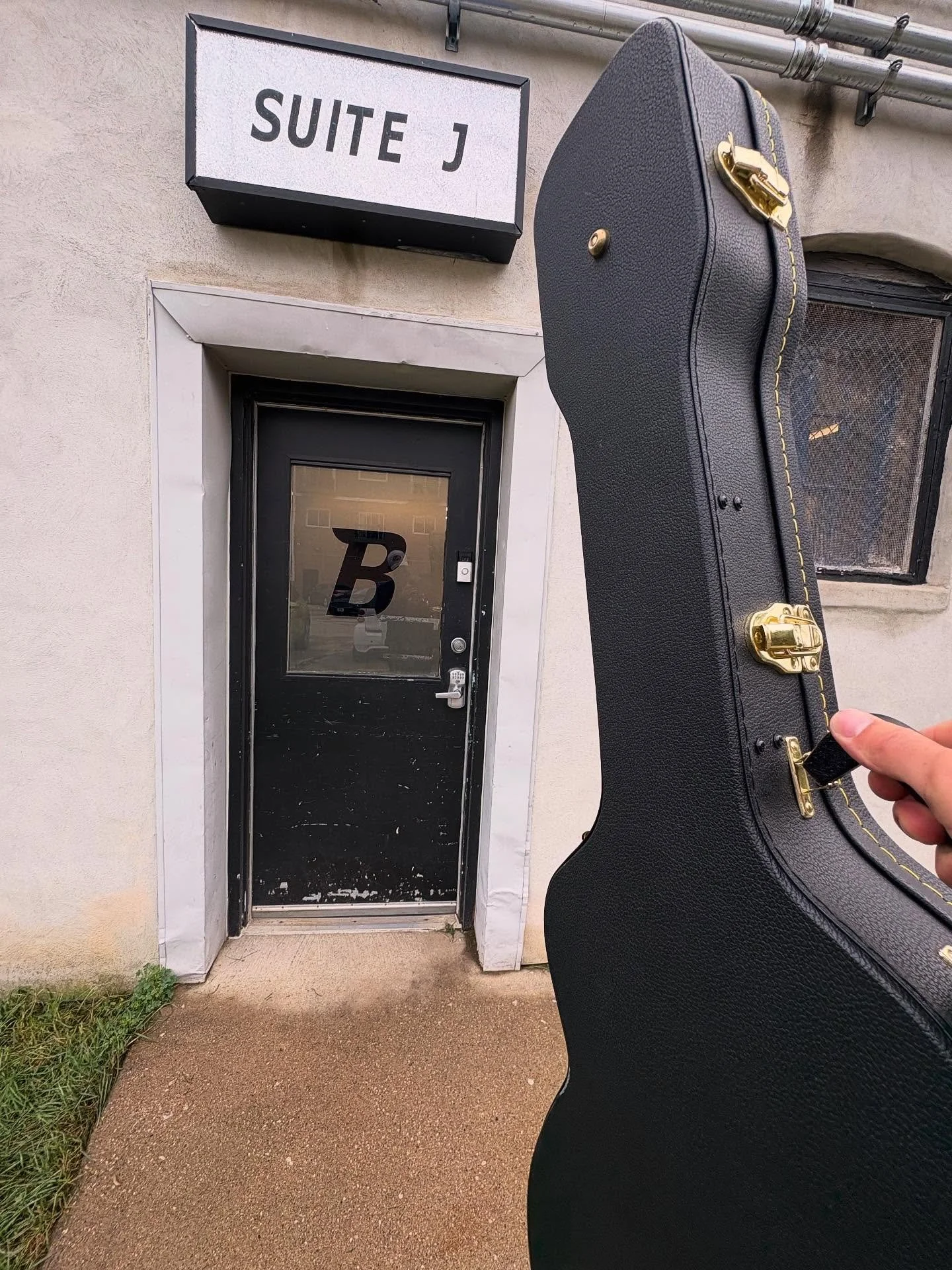 Special delivery! 

#guitars #guitarlife #gearhead #guitargear #gibsunday #gibson #lespaul #fyp #vintageguitars #vintagestyle #vintagegibson