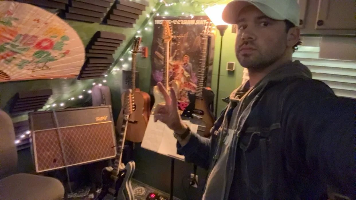 We can help each other  out. 👽🎸