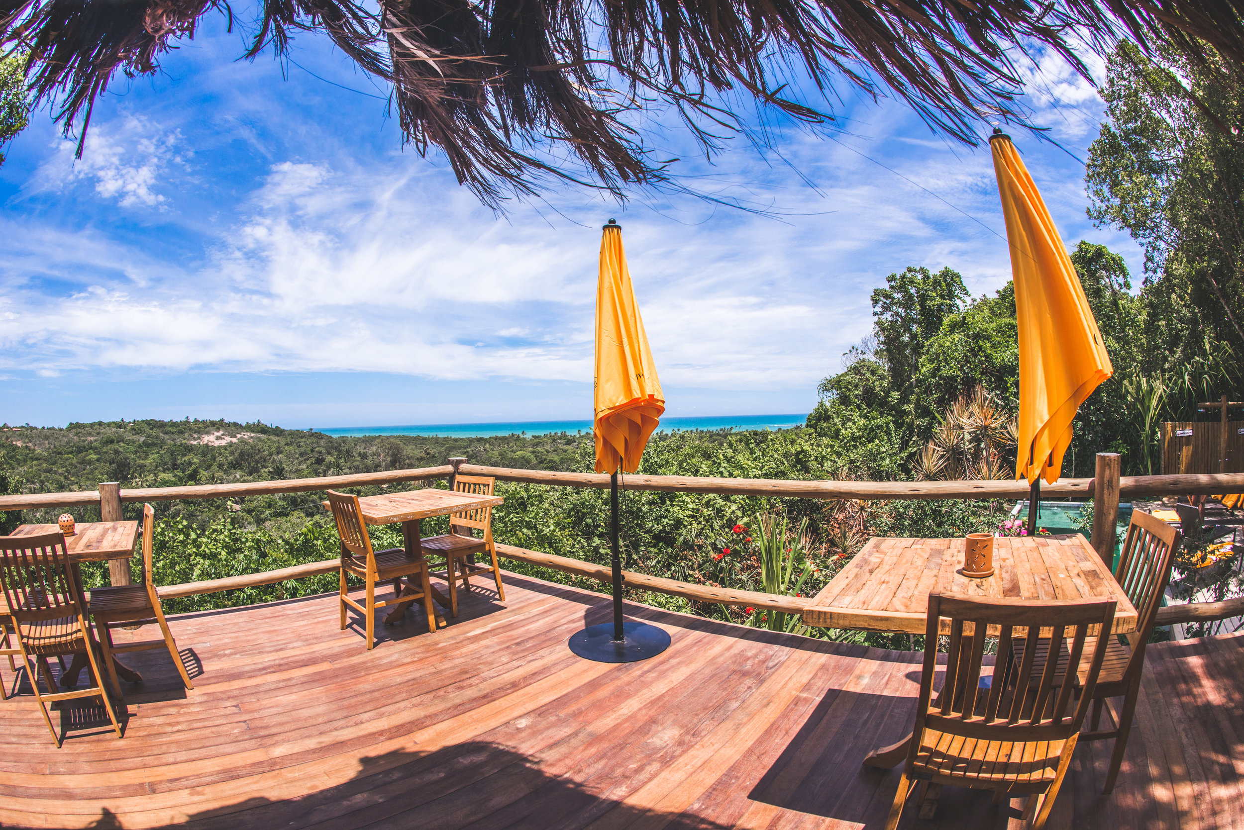 Deck do Hotel Boutique Bahia Bonita com vista para o mar