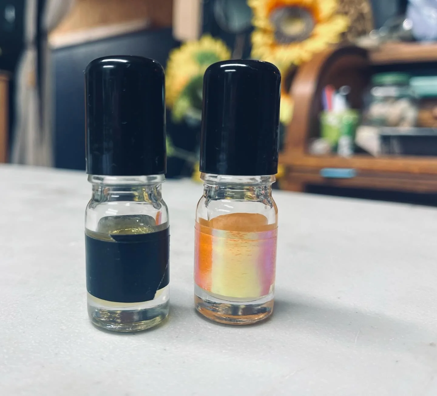 Playing around with new scents&hellip;.

🖤 patchouli, oakmoss, musk, amber, white amber, galaxy musk, ambroxan, iso e super, galbanum, oakmoss absolute

🧡patchouli, buttered popcorn, strawberry, toasted marshmallow, peony, lemon, iso e super