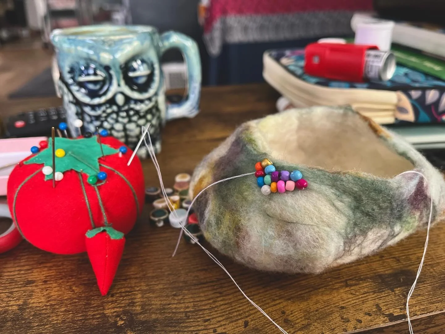 Spending the day working on things that have been in my mind for some time now. 

Wet felted mini bowl + hand beading🌿

Owl mug by @narrowdogpottery