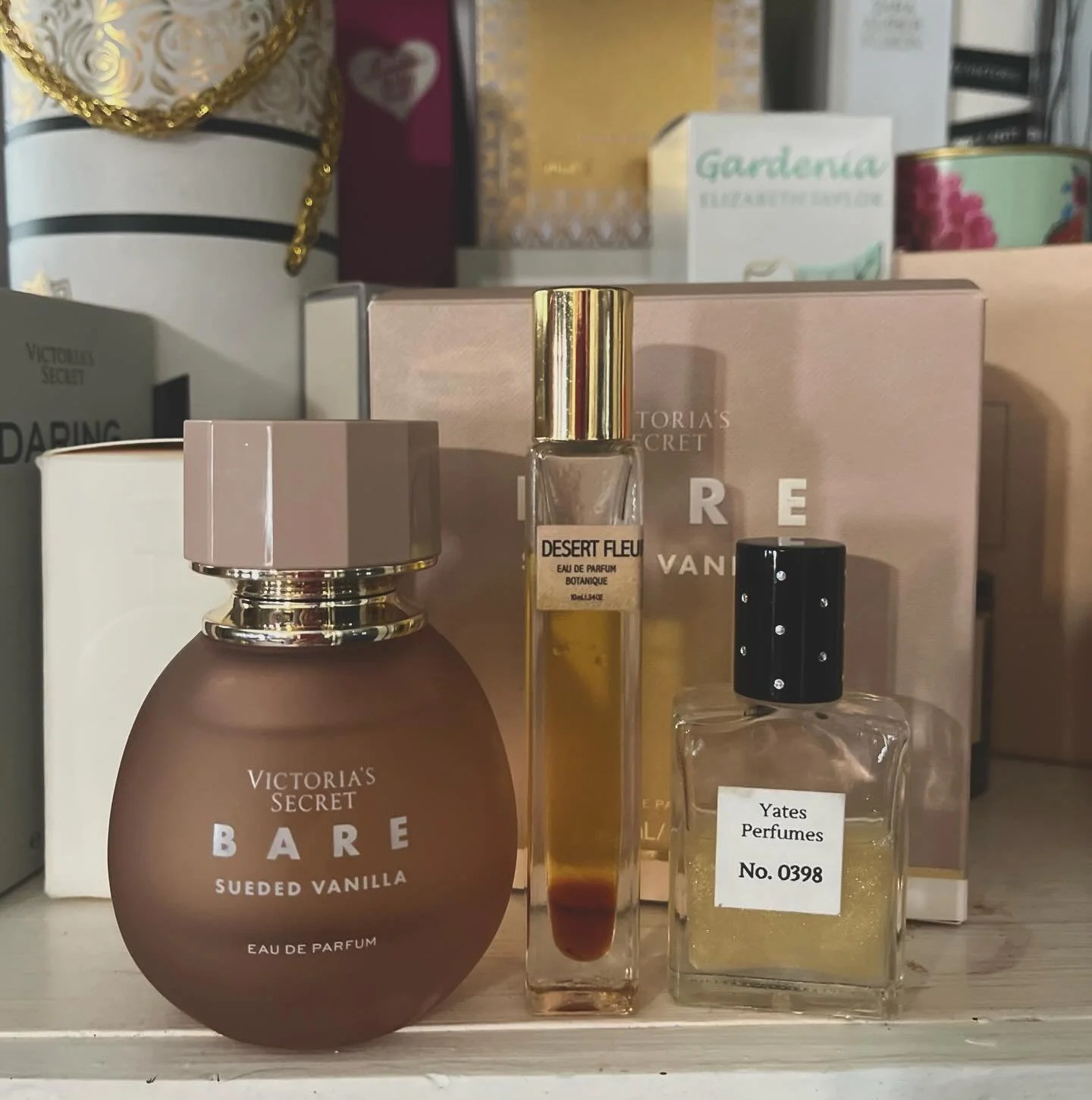 Layered scent of the day&hellip;

Bare Sueded Vanilla 
Desert Fleur
No. 0398

Light sweet, wooded, and fresh.

What are you wearing today?