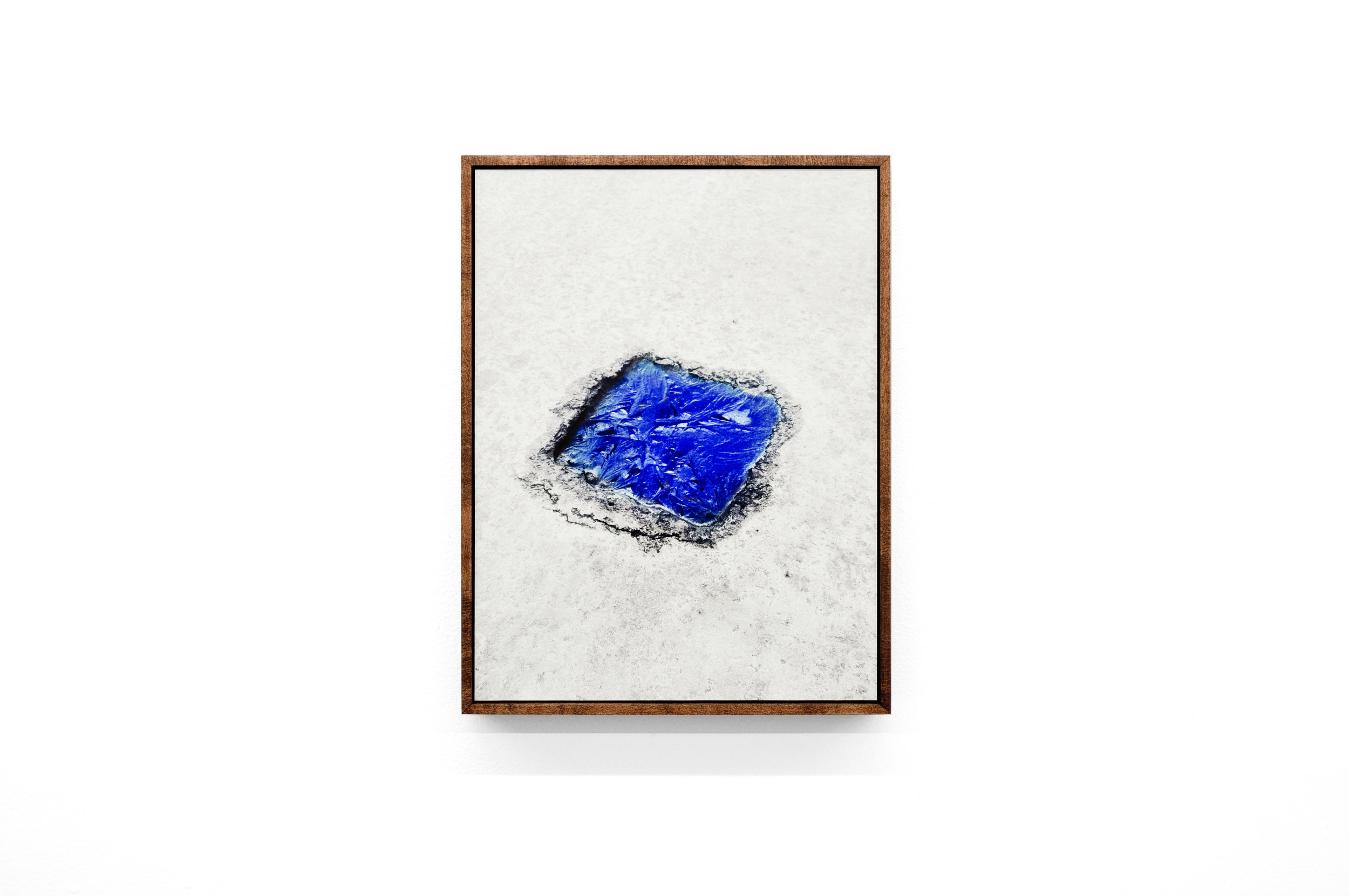 Finally, a photograph of a frozen water puddle which Dahan had colored with ultramarine blue echoes his past public interventions and reassaerts the artist’s will of modifying the public environment through simple gestures.