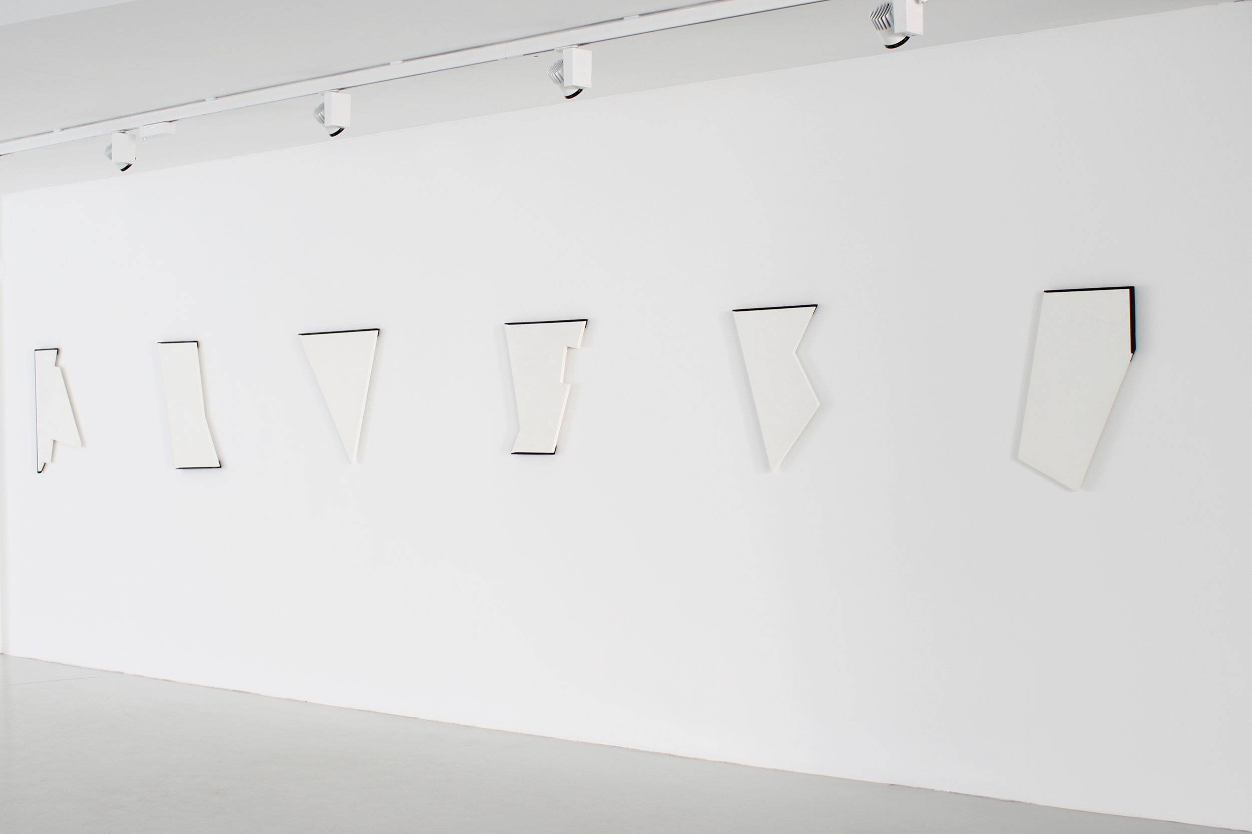  A suite of six paintings on wood loosely titled ‘pieces of the sky’ corresponds to actual con gurations in the sky formed by the random intersection of buildings. These organic shapes are rendered sculpturally and painted. In literally extracting it